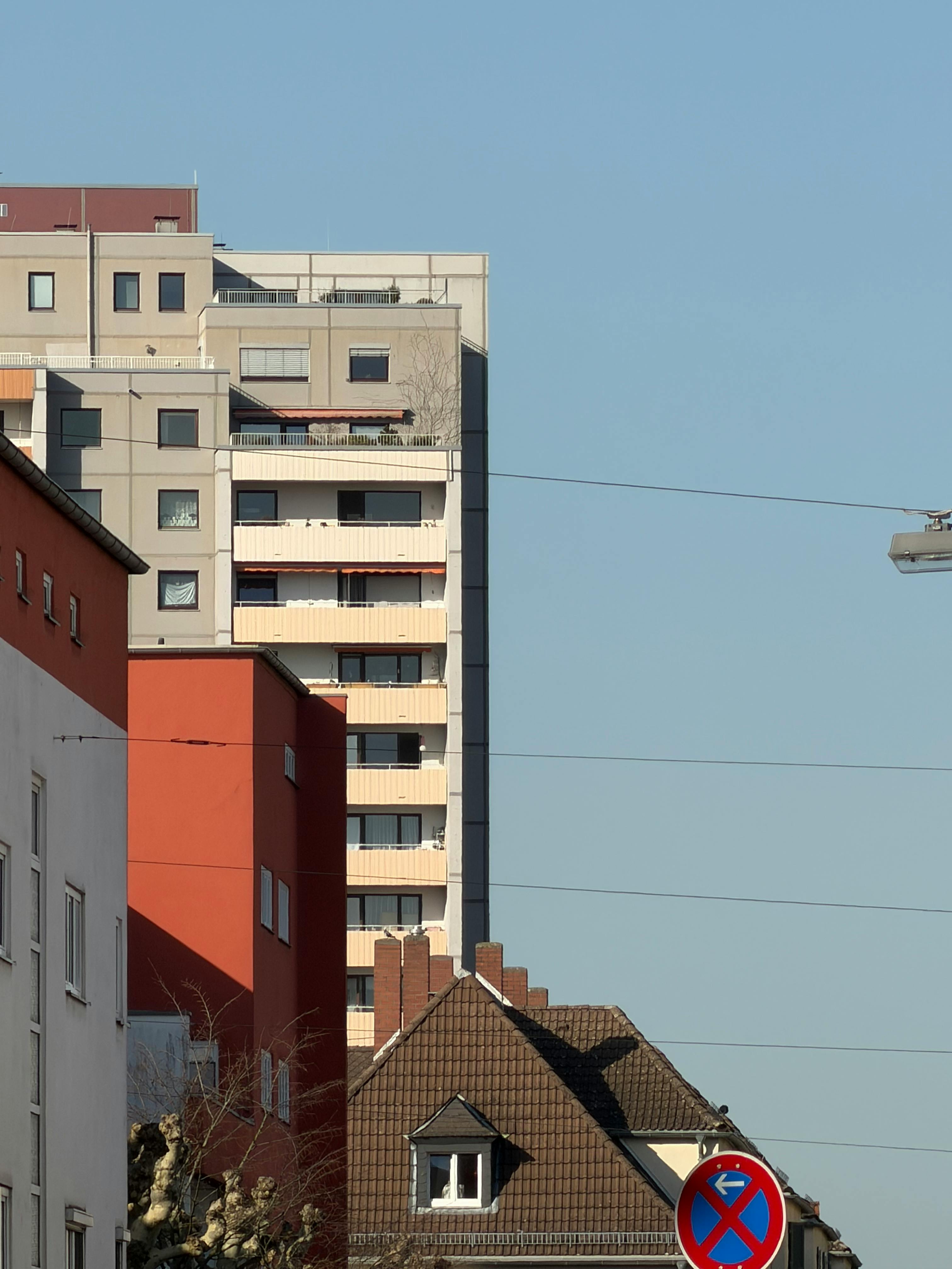 бесплатная Городской пейзаж Франкфурта, Германия, демонстрирующий современные и традиционные здания. Стоковое фото