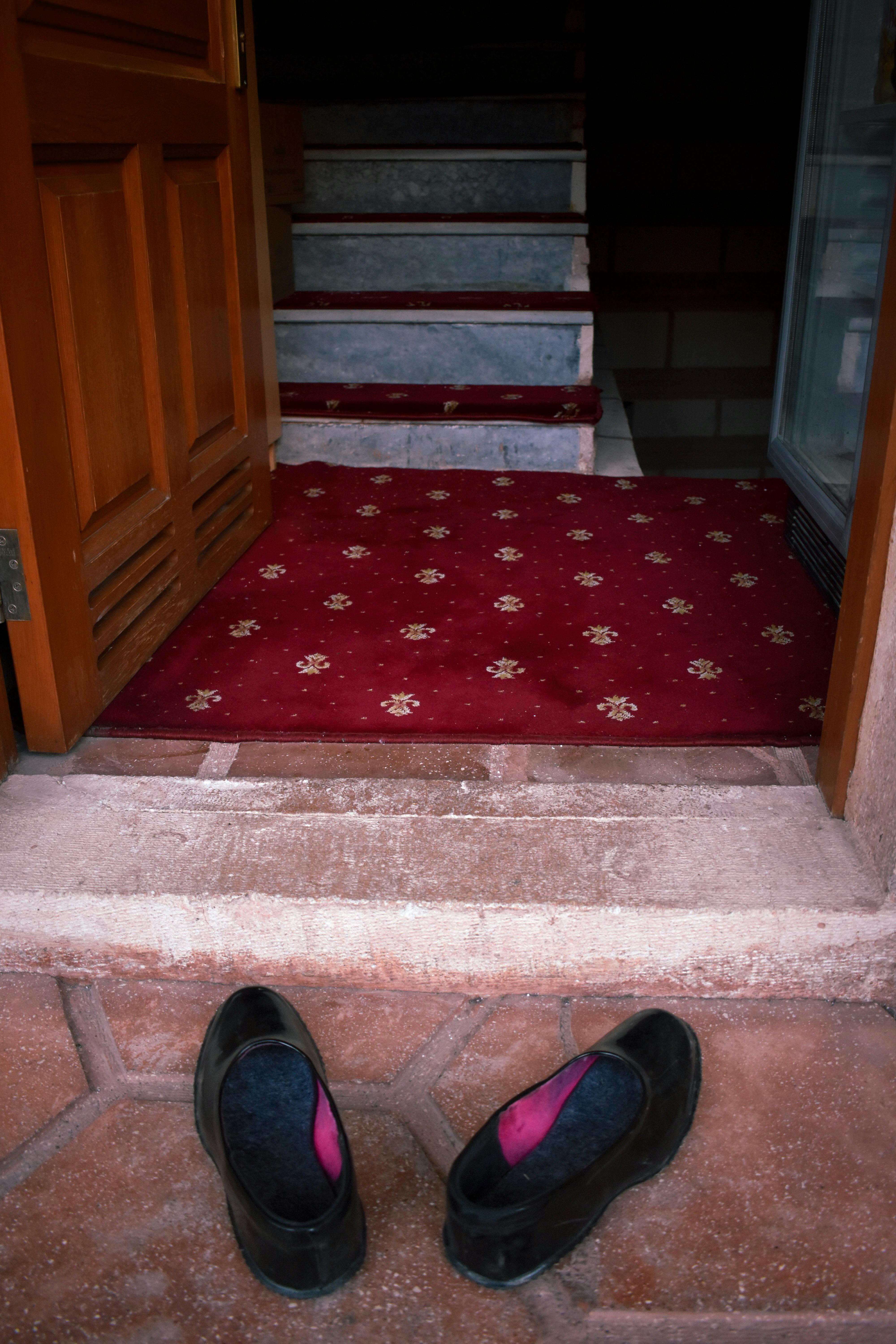 Gratis Suasana hangat saat memasuki ruangan dengan karpet dan sepatu tradisional, diabadikan di Istanbul, Turki. Foto Stok