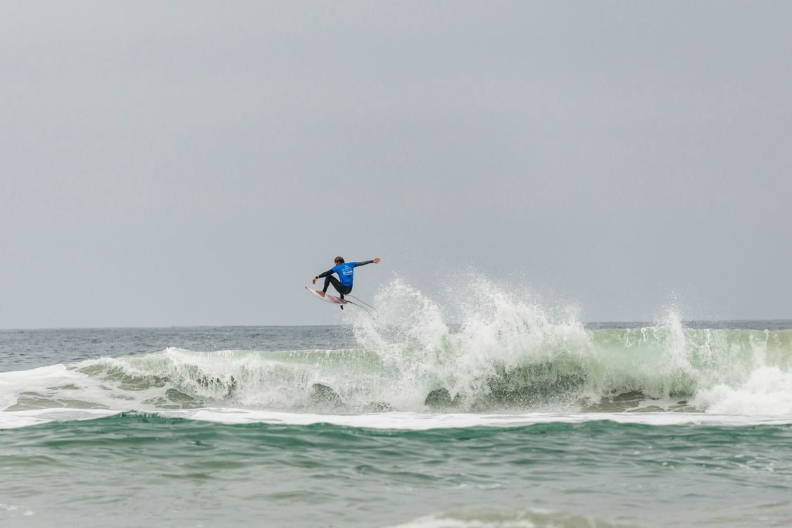 Ocean Wave Trick Roping Dynamic Surfing Action on Ocean Waves · Free Stock Photo