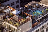 俯瞰城市环境中时尚的屋顶露台，配有游泳池和休息区