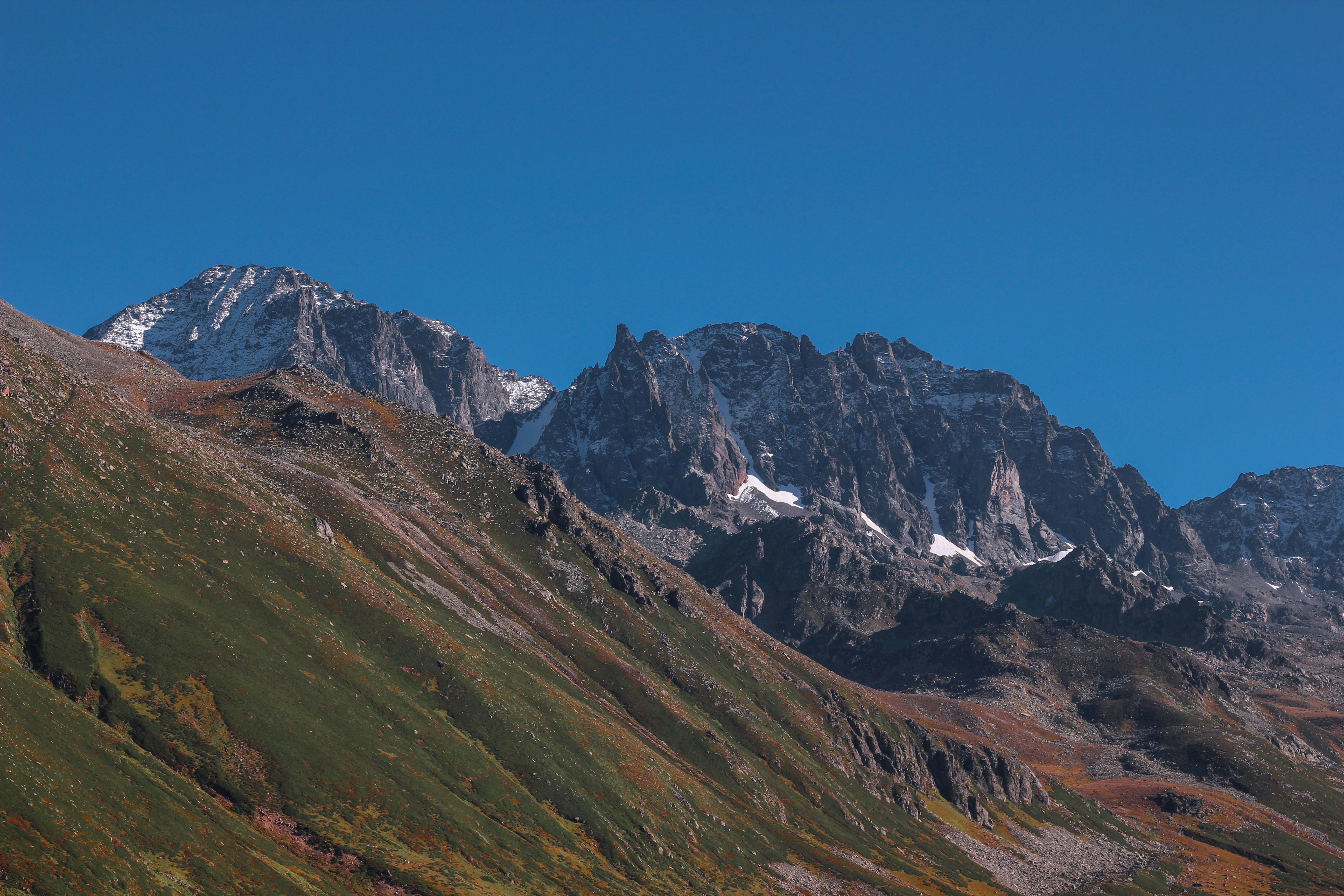 無料 澄み切った青空の下にあるトルコ、リゼの雄大なカチカル山脈の美しい景色。 写真素材