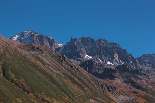 Scenic view of the majestic Kaçkar Mountains in Rize, Türkiye under a clear blue sky.