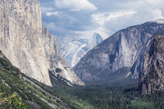 Breathtaking view of the towering cliffs and lush valley in Yosemite National Park.