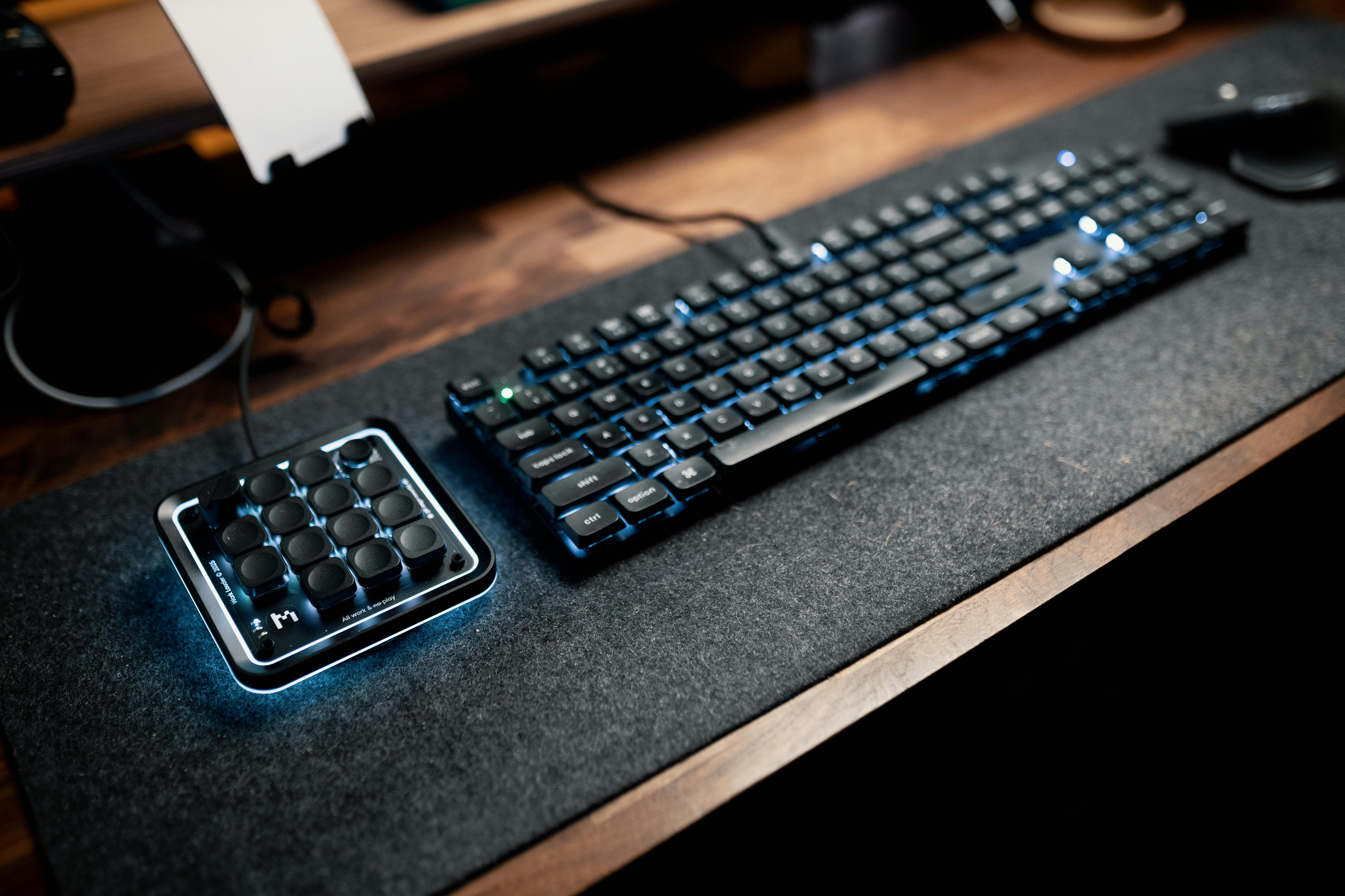 бесплатная Эргономичный рабочий стол с механической клавиатурой и макропадом со светодиодной подсветкой. Стоковое фото