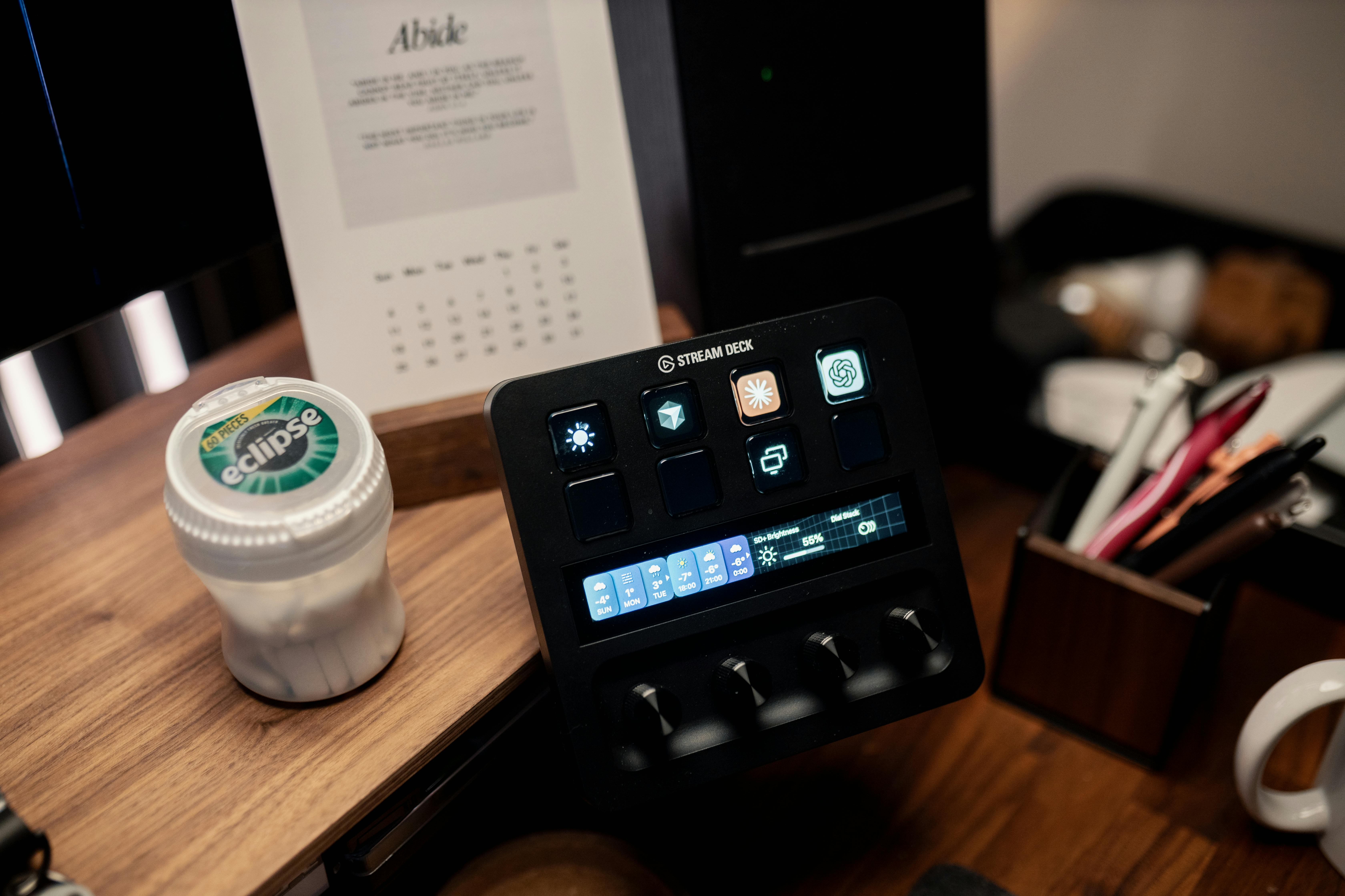 Gratis Sebuah set meja kantor modern yang dilengkapi dengan Stream Deck, organizer kayu, dan kalender, ideal untuk produktivitas. Foto Stok