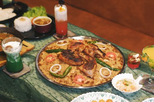 Free A delicious spread of Indonesian biryani with grilled chicken and refreshing drinks, perfect for celebrations. Stock Photo