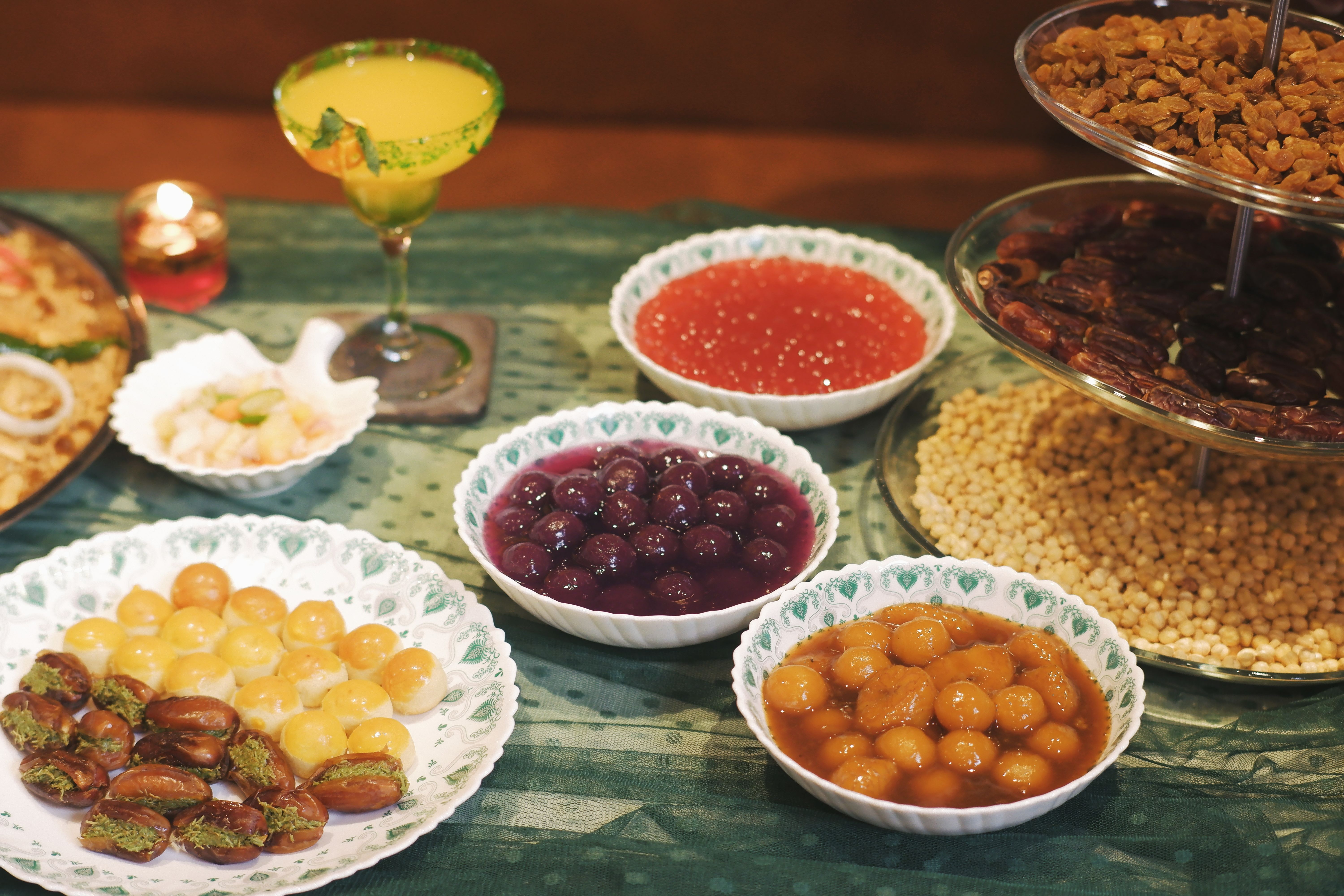 Aneka kue dan camilan tradisional Indonesia yang disajikan untuk berbuka puasa.