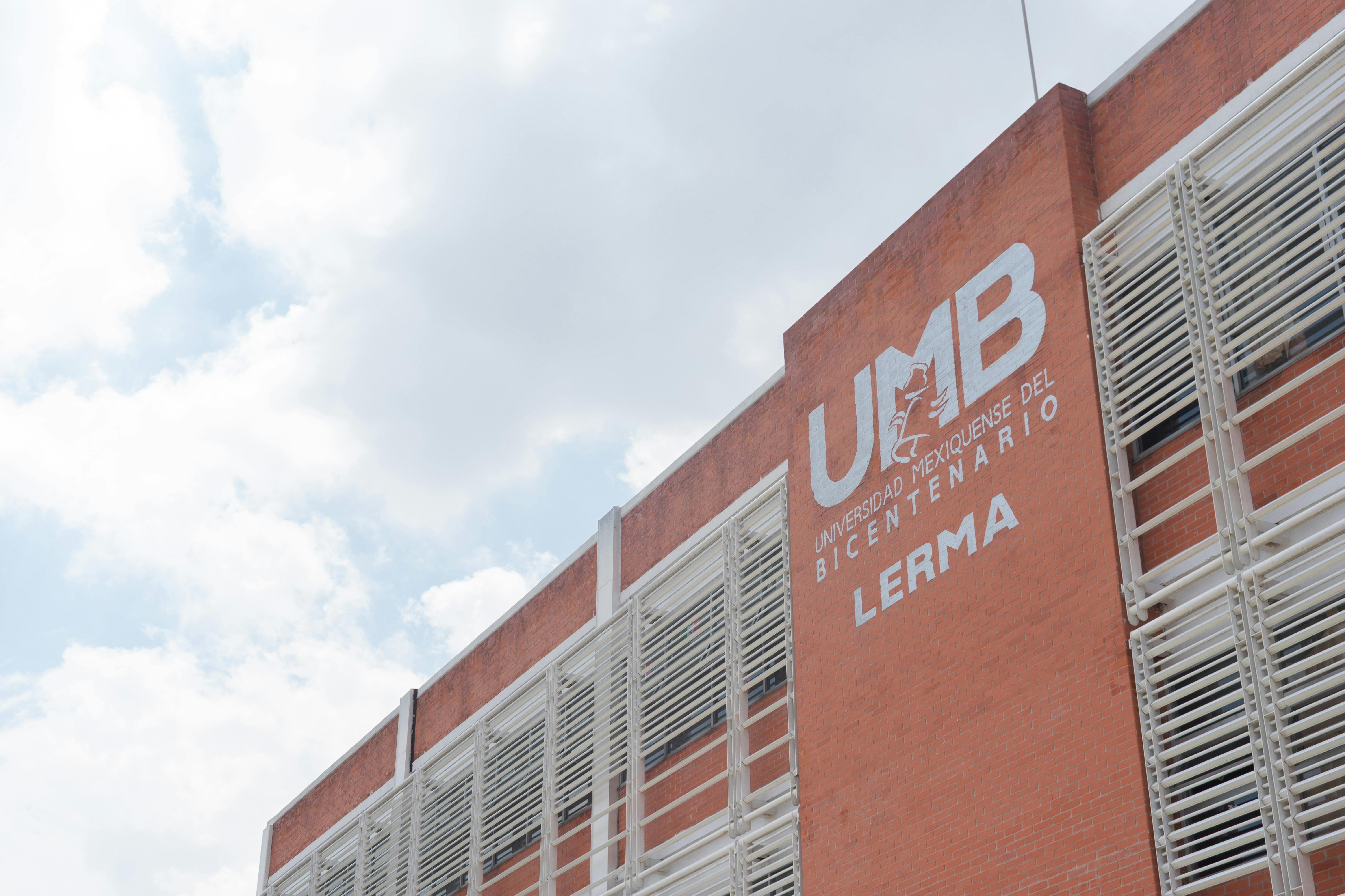 Exterior view of Universidad Mexiquense del Bicentenario in Lerma, showcasing modern architecture against a cloudy sky.