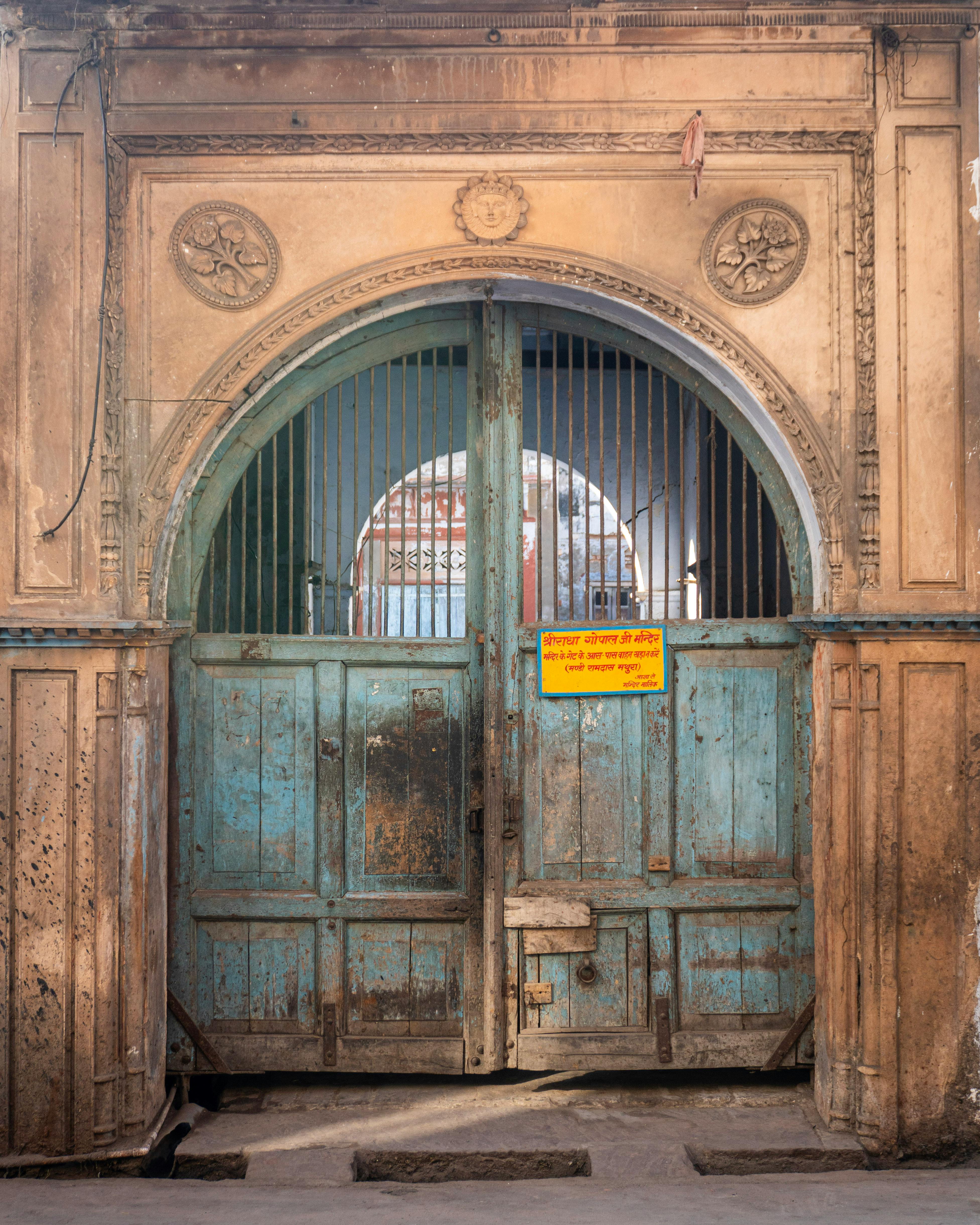 Gratis Gerbang kayu biru tua dengan ukiran rumit dan arsitektur bersejarah. Sangat cocok untuk tema warisan budaya. Foto Stok