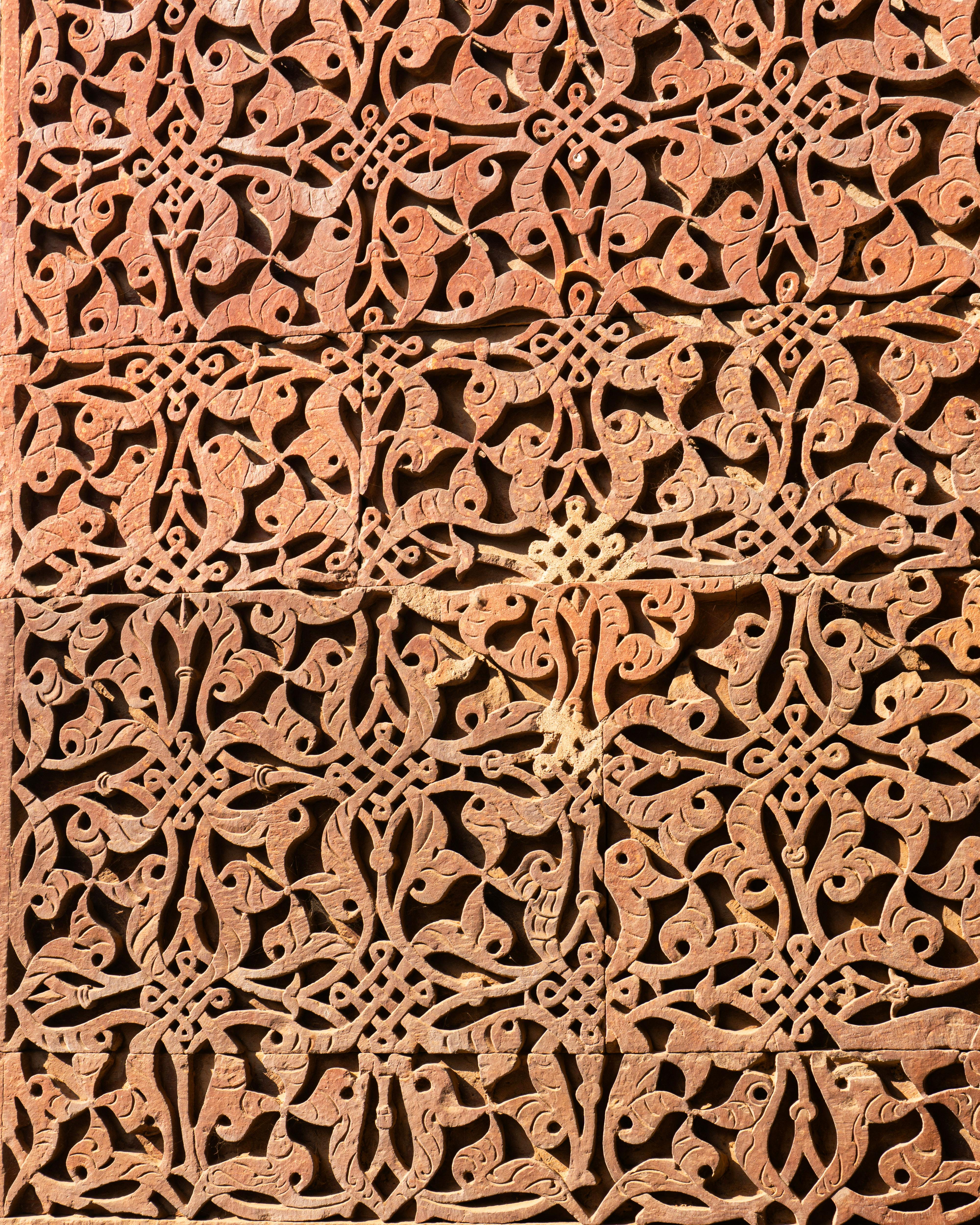 無料 デリーのクトゥブ・ミナールにある、古代インドの建築を反映した精巧な石の彫刻。 写真素材