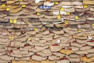 分层瓦楞纸板的特写细节，点缀着红色与黄色的装饰