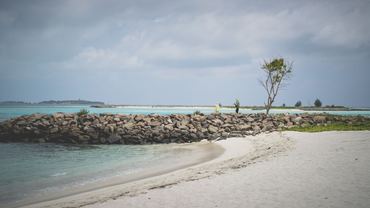 Unde te cazezi în Maldive - Maafushi - plajă cu țărm stâncos