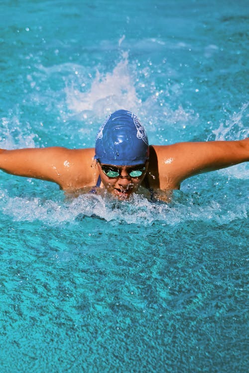 Persona En Gafas De Natación En El Agua