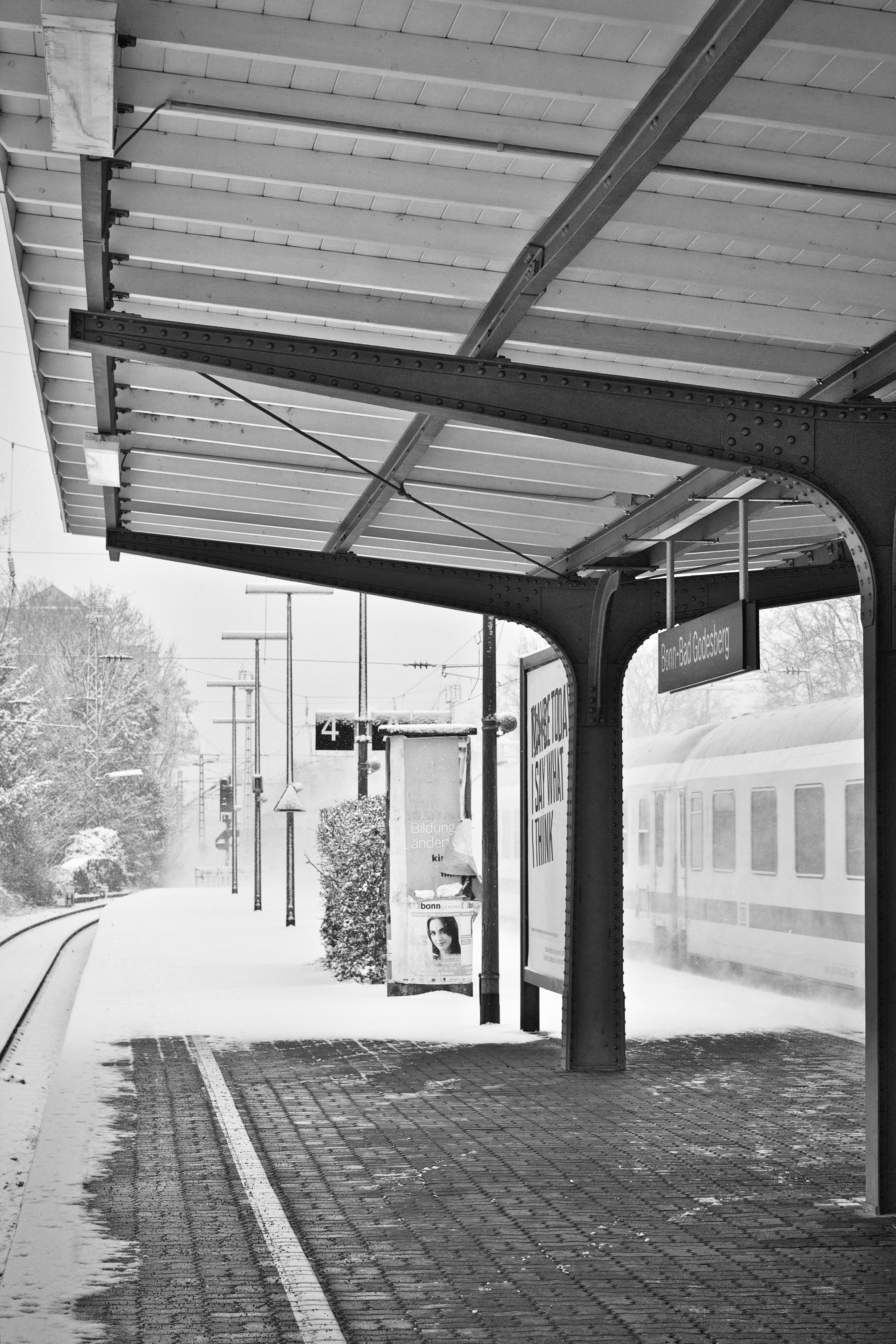 無料 冬の雪に覆われた駅のプラットホームの白黒写真。 写真素材