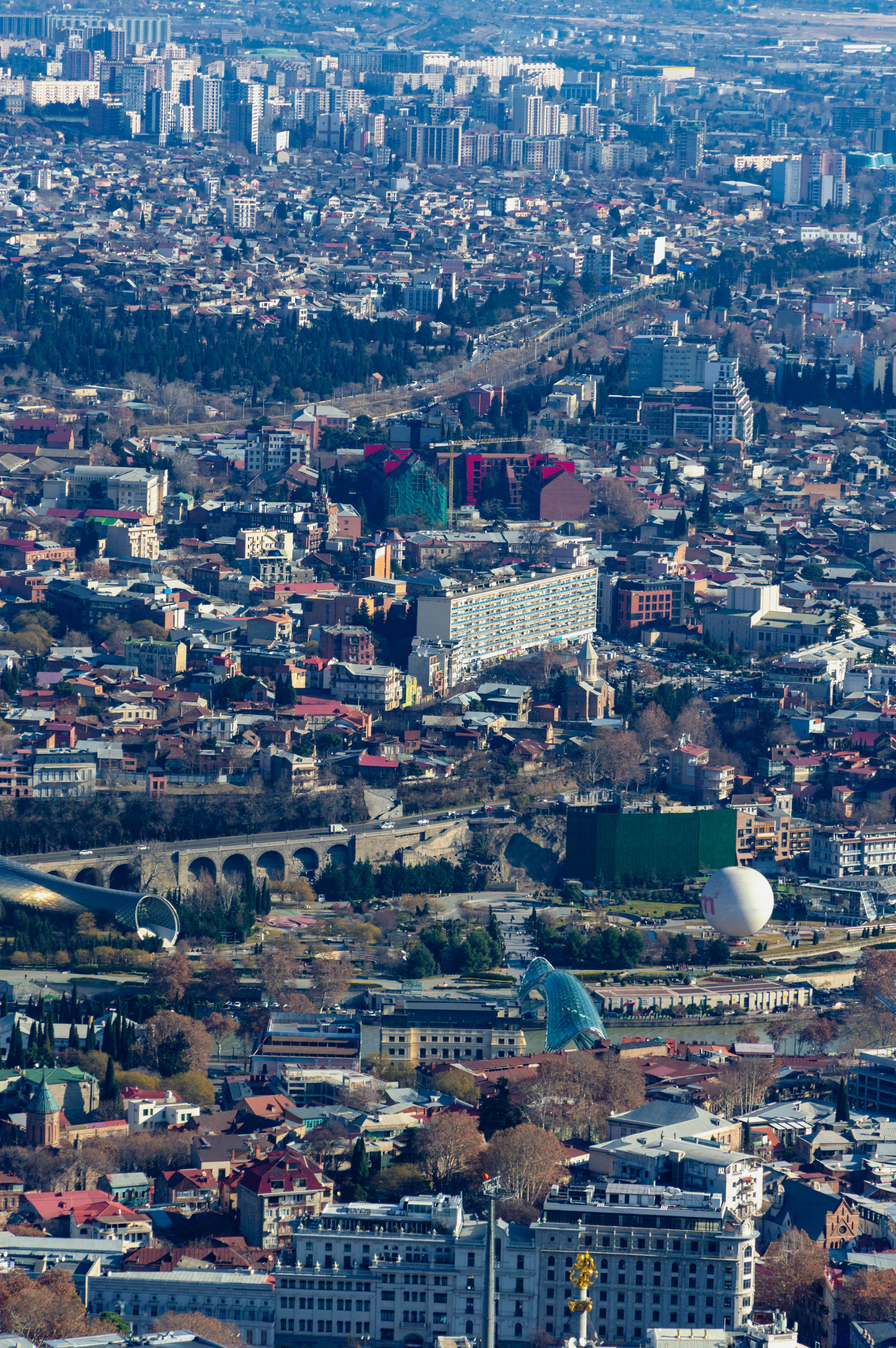 Gratis Pemandangan udara yang menakjubkan dari Tbilisi, Georgia, yang menampilkan lanskap perkotaan dan desain arsitekturnya. Foto Stok