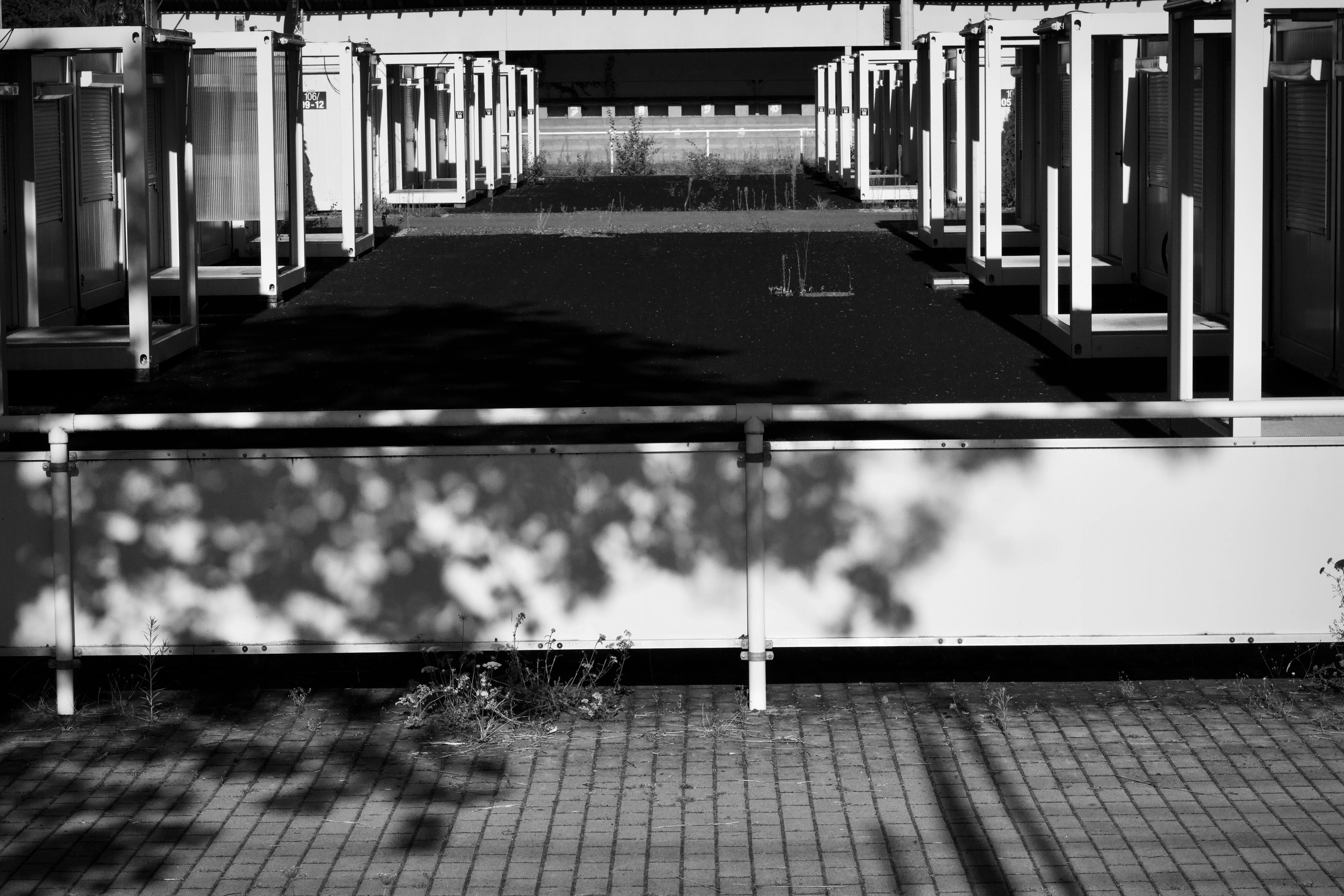 Gratis Vista monocromática de estructuras urbanas en alineación geométrica con sombras. Foto de stock