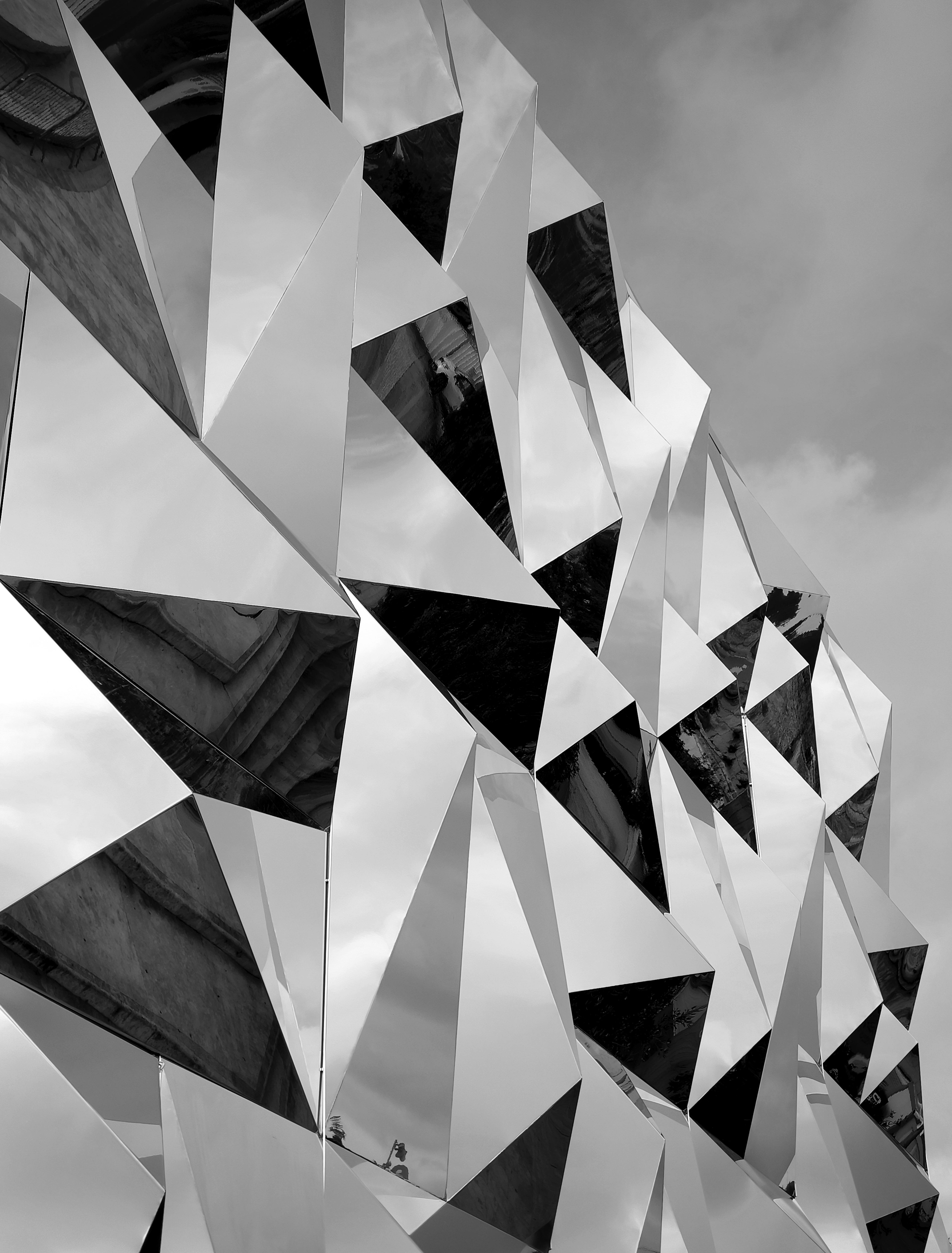 無料 空を映し出す鏡面幾何学模様の白黒抽象画。 写真素材