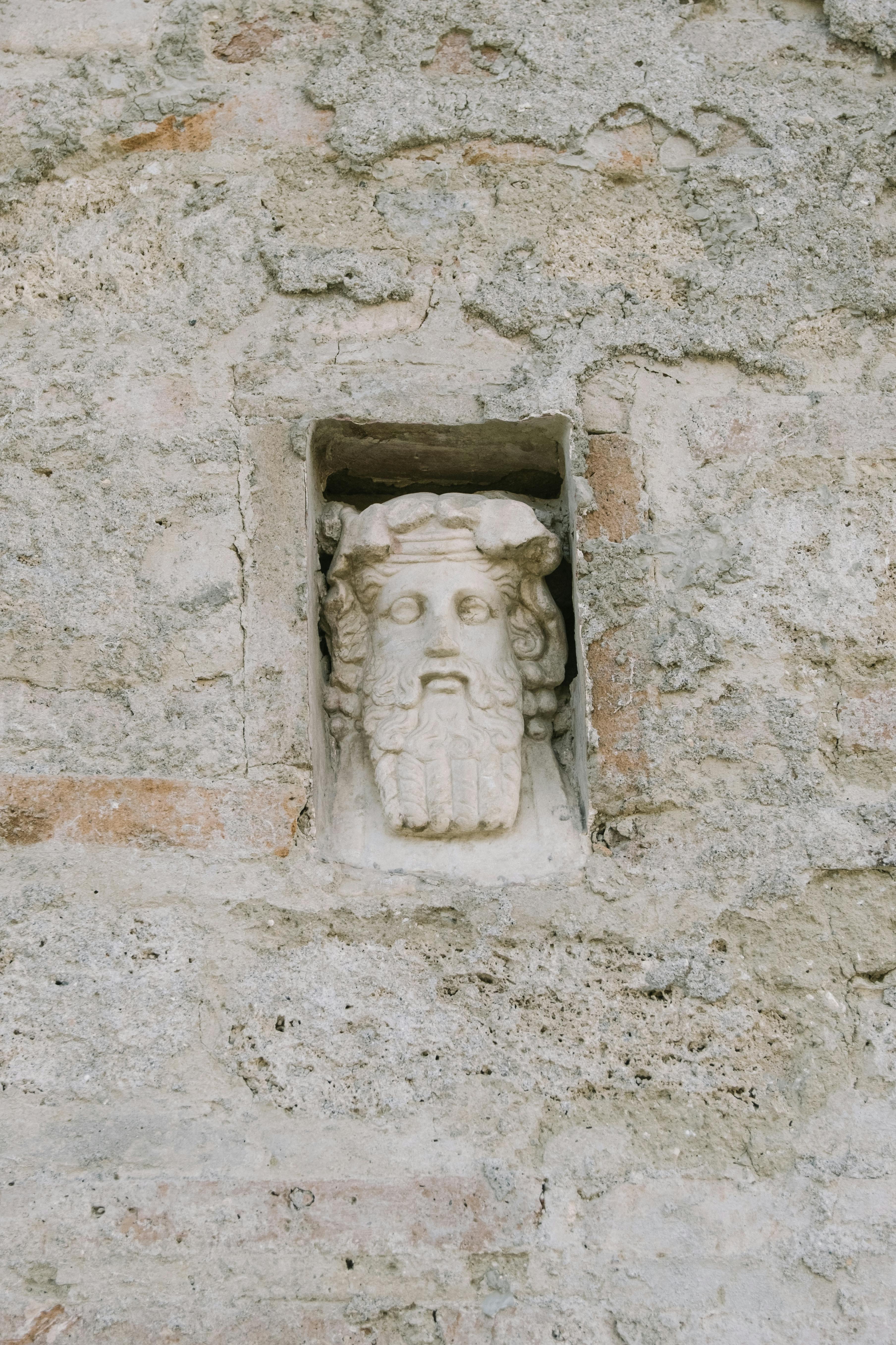 Gratis Stenrelief af et skægget ansigt indlejret i en gammel mur i Pompeji, Italien. Lagerfoto