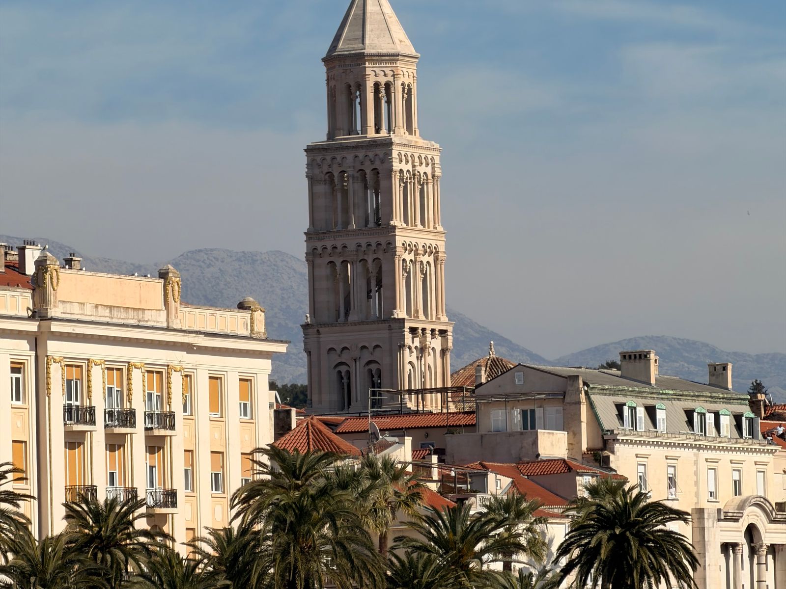Vista panorámica de la costa de Split al atardecer