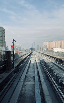 空铁轨向澳门现代城市天际线延伸的视图