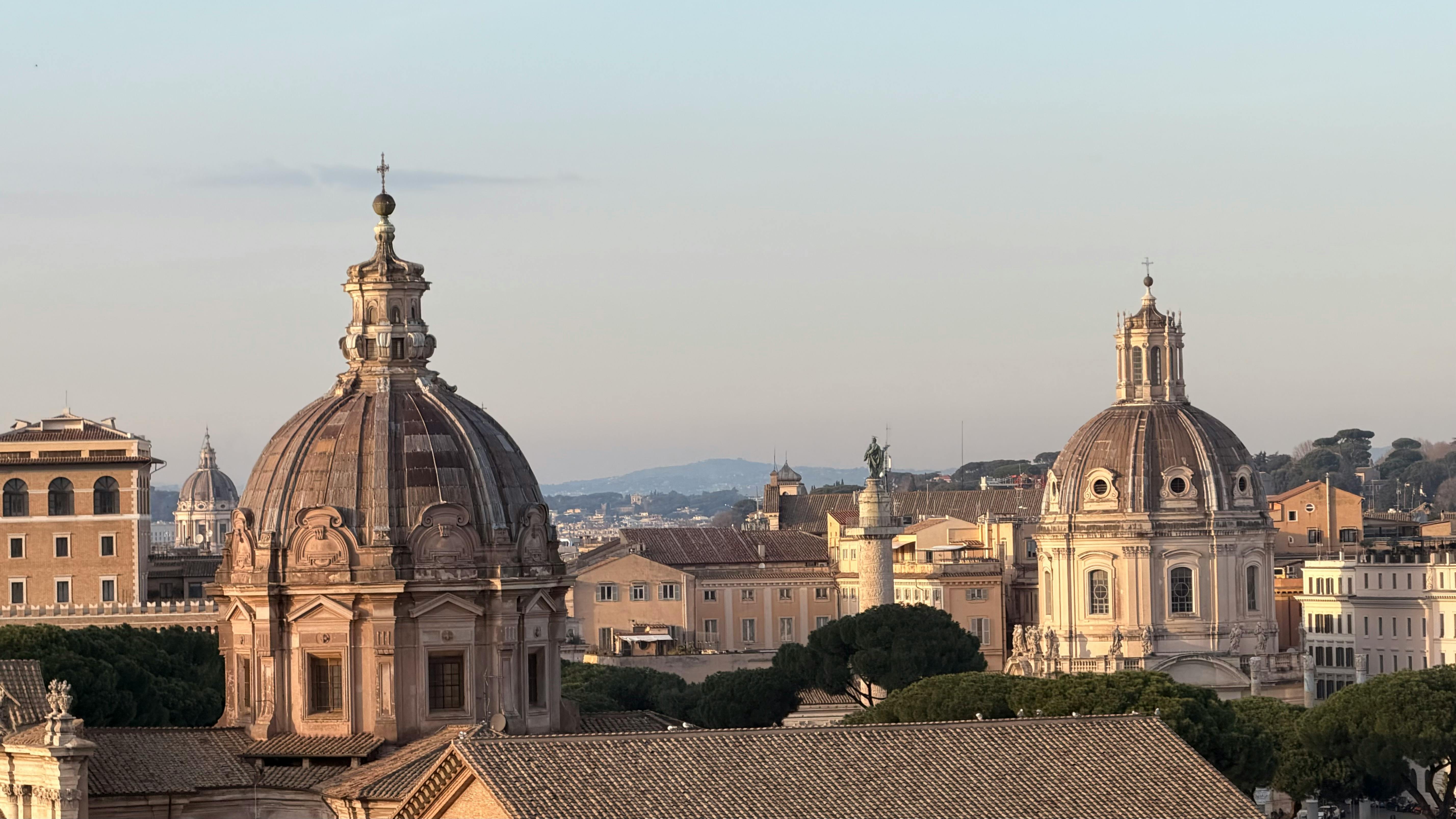 бесплатная Завораживающий вид на культовые купола и архитектуру Рима в мягком утреннем свете. Стоковое фото