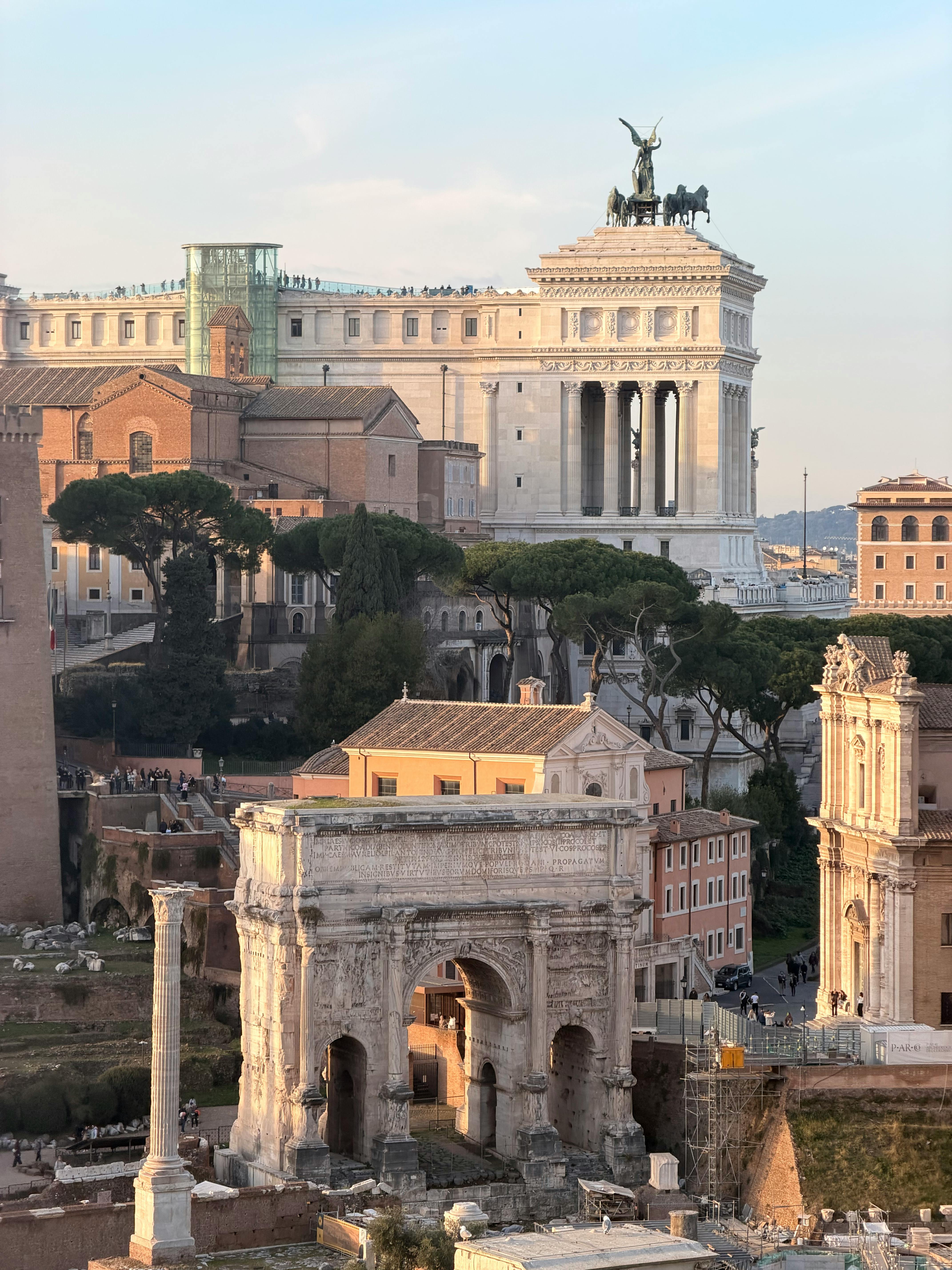 бесплатная Захватывающий вид на Алтарь Отечества и Римский форум в Риме, Италия, на закате. Стоковое фото