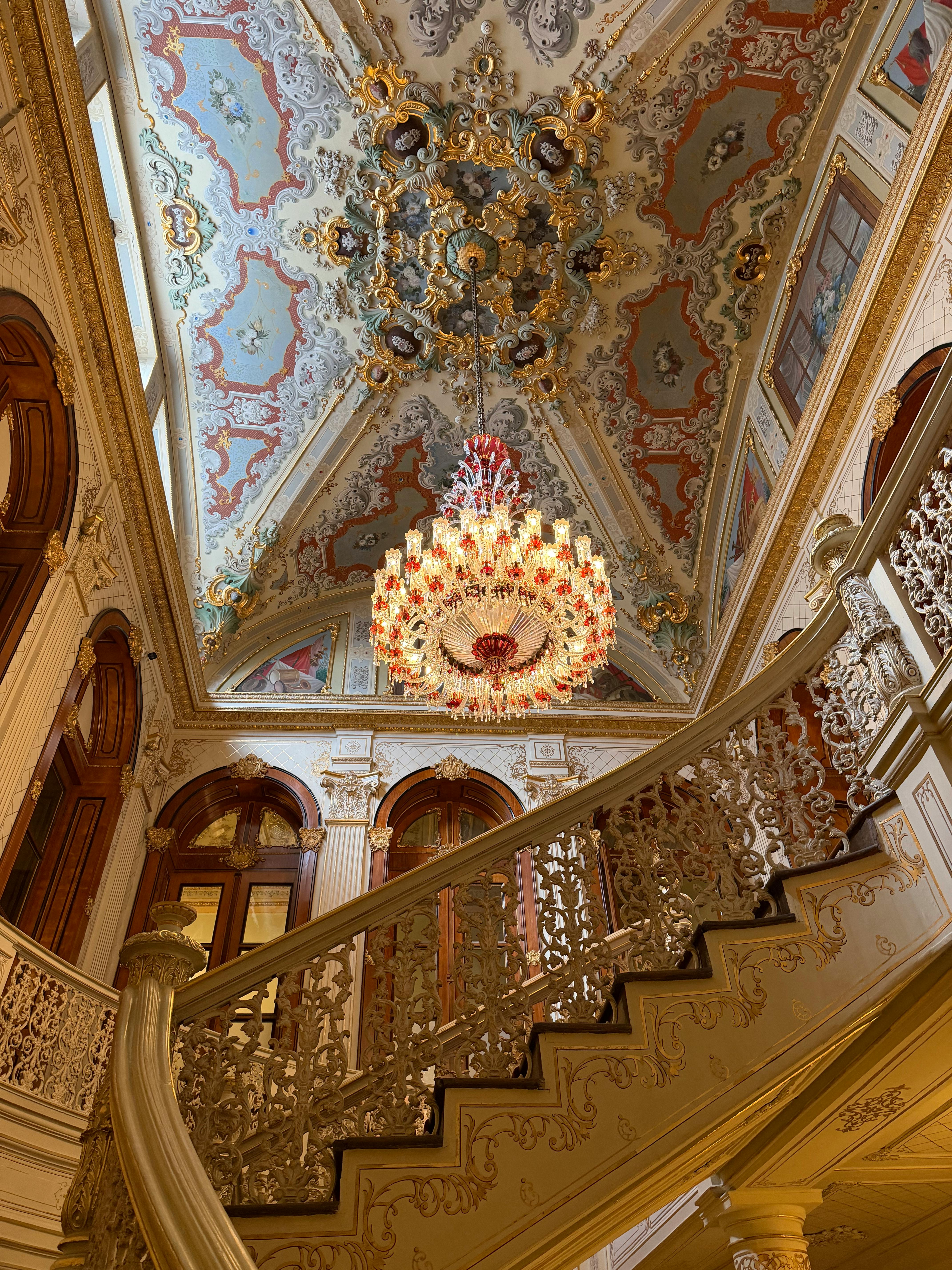 Gratis Interior mewah dengan lampu gantung dan tangga berornamen di sebuah bangunan ikonik Istanbul. Foto Stok