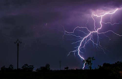 gratis Lightning Unk Op Groen Grasveld Stockfoto