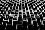 建筑设计采用抽象的几何形态，融合了黑白配色与未来派、现代元素