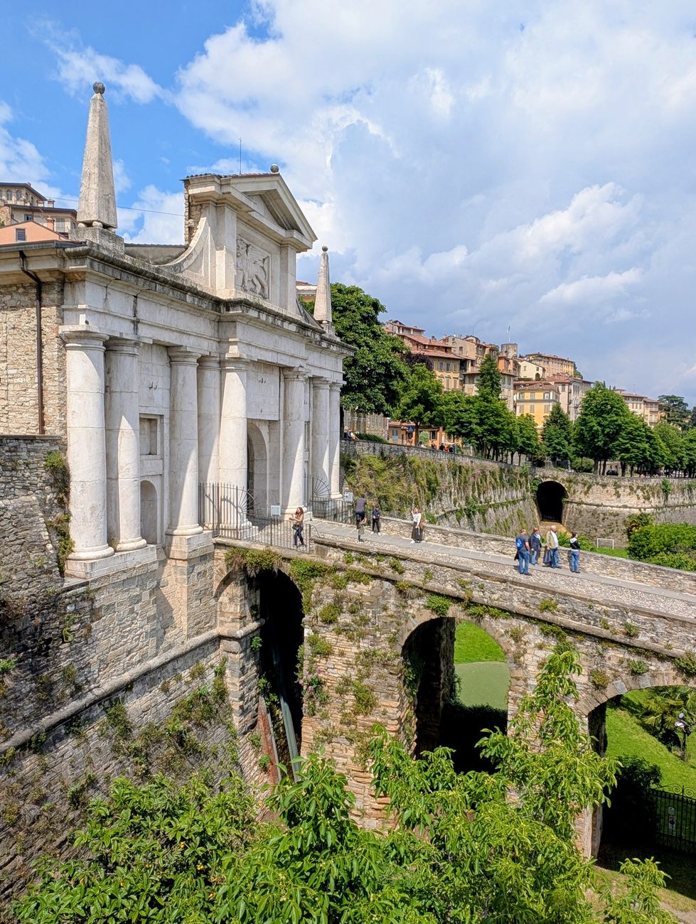Una porta del treno ad alta velocità si apre durante la marcia in Germania