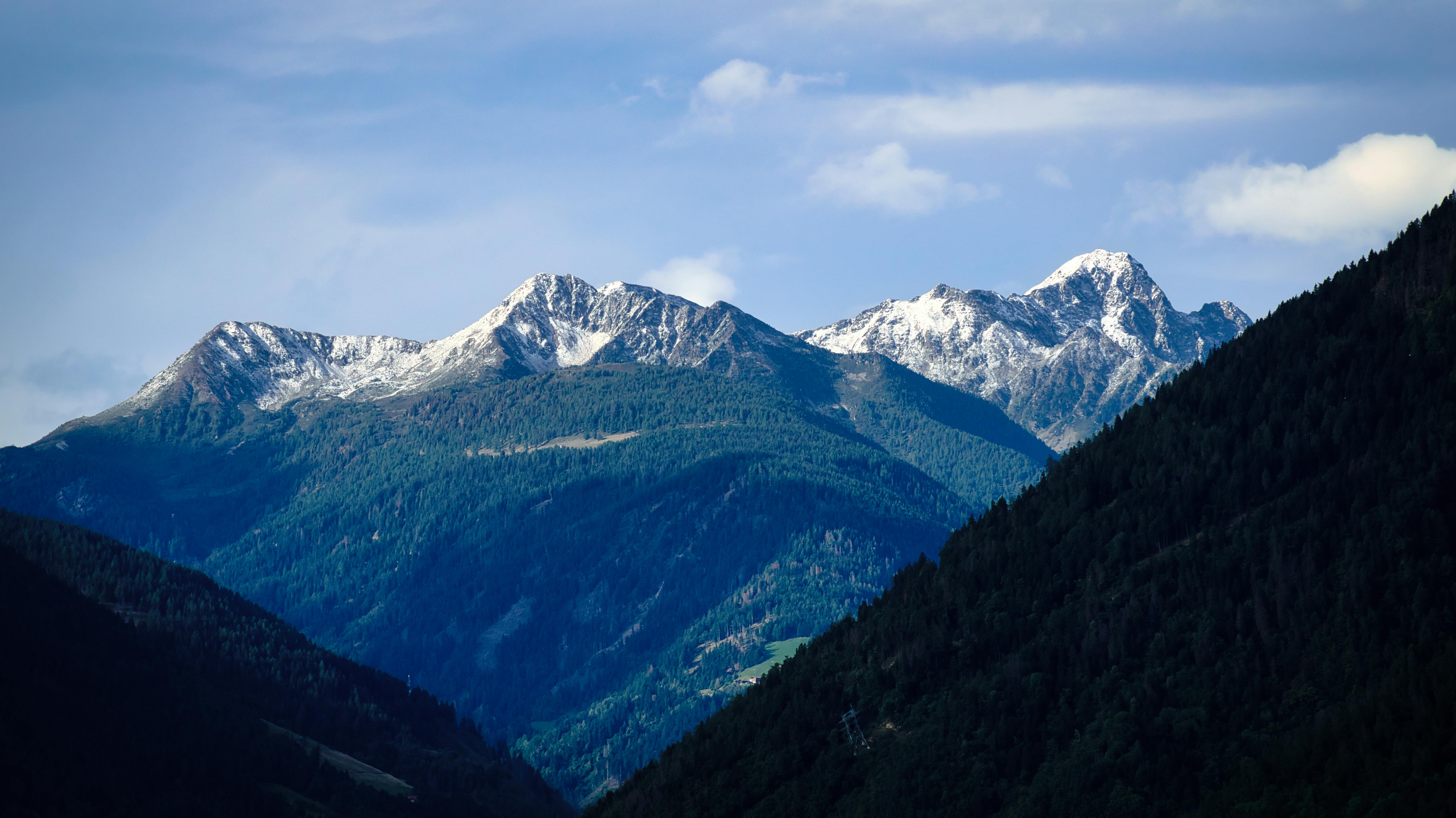 бесплатная Величественный горный пейзаж со снежными вершинами в городе Шенна, Италия, демонстрирующий природную красоту и безмятежность. Стоковое фото