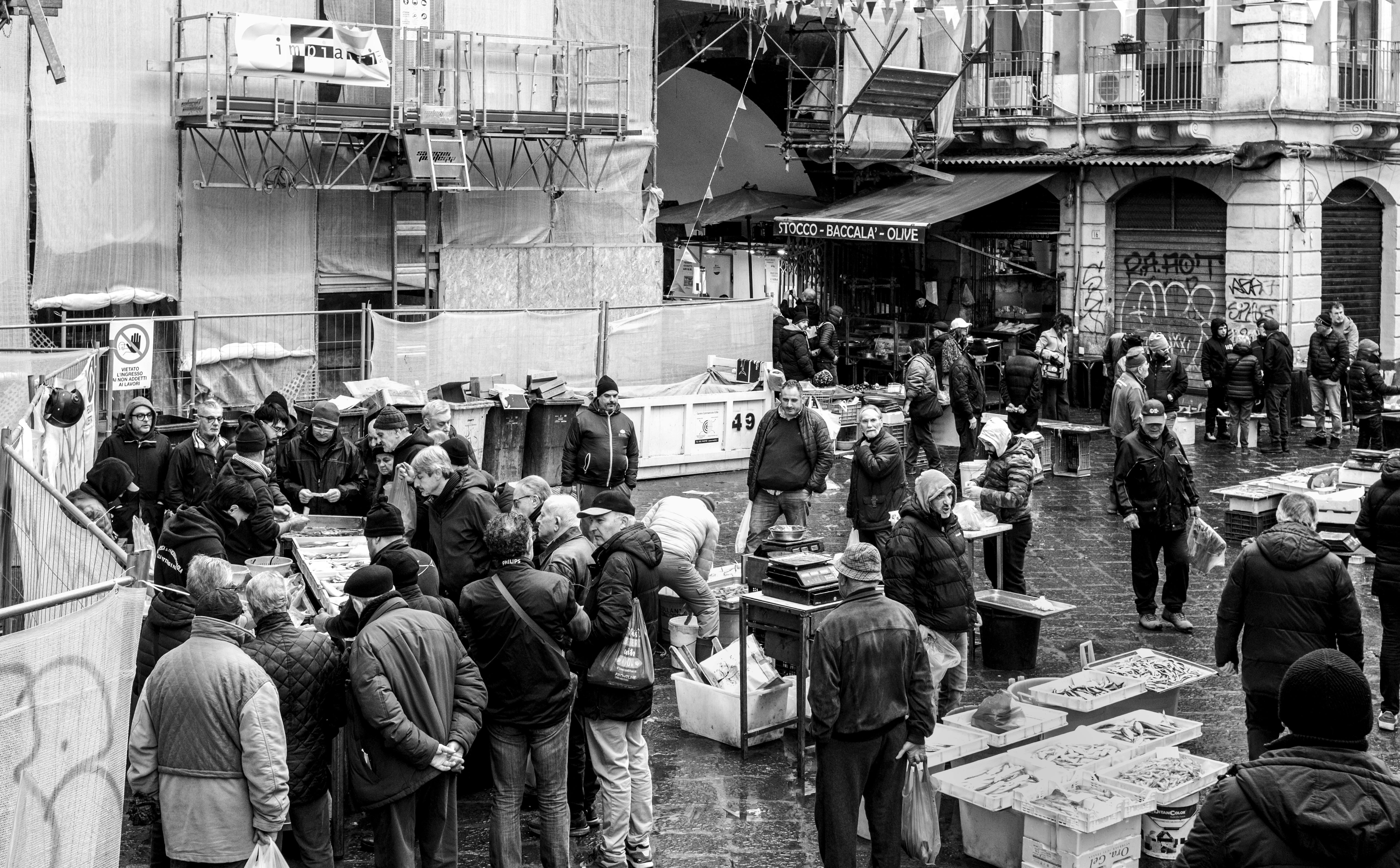 bezplatná Černobílý snímek rušného rybího trhu v Catanii na Sicílii. Základová fotografie