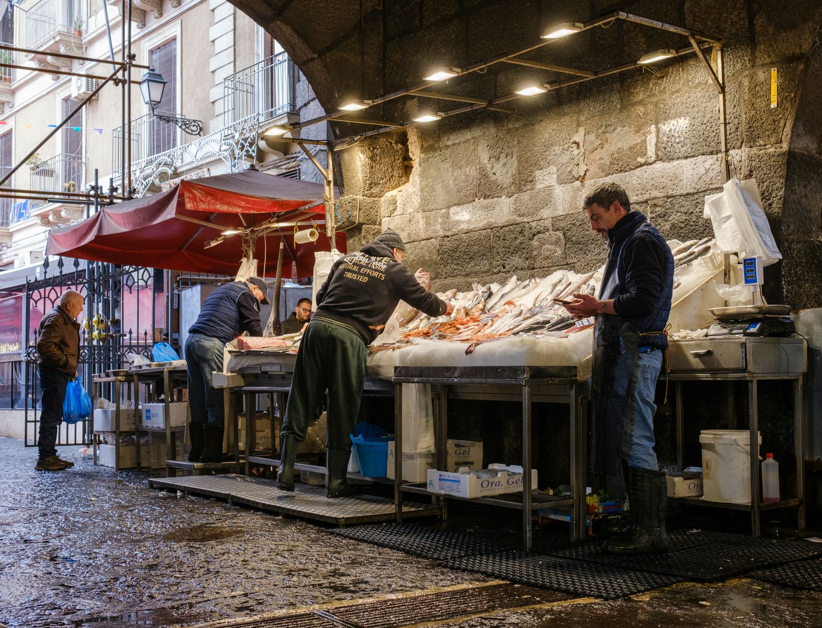 Cazare în Catania: tarabele pieței de pește La Pescheria, în centrul istoric