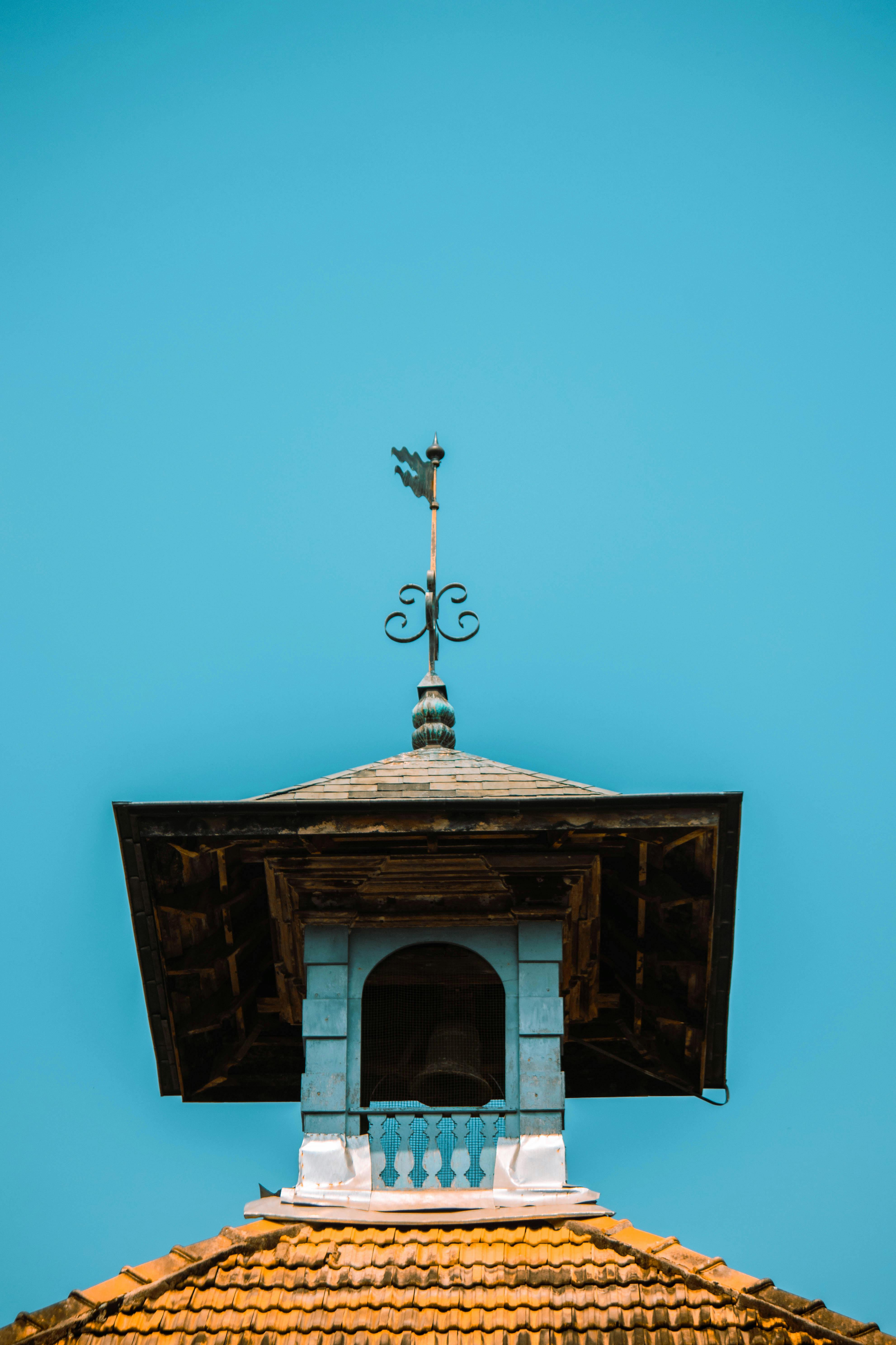 Gratis Primo piano di un campanile con tegole rosse sullo sfondo di un cielo azzurro e limpido a Kochi, Kerala. Foto a disposizione