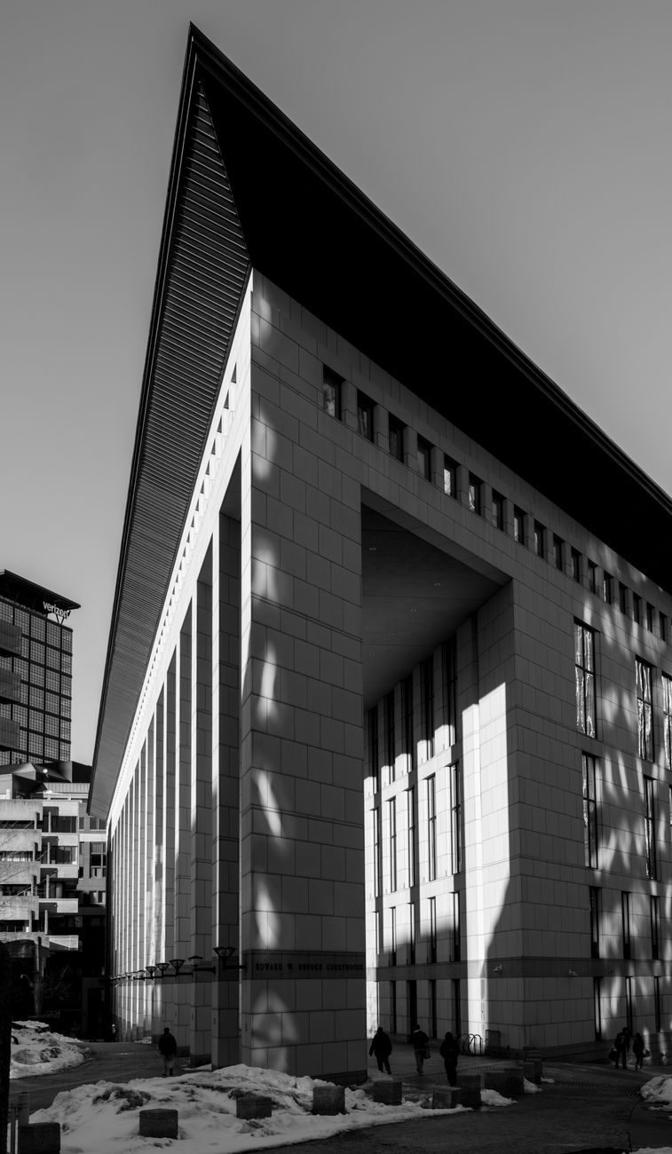 Hoge contrast zwart-wit foto van een modern gebouw in Boston.