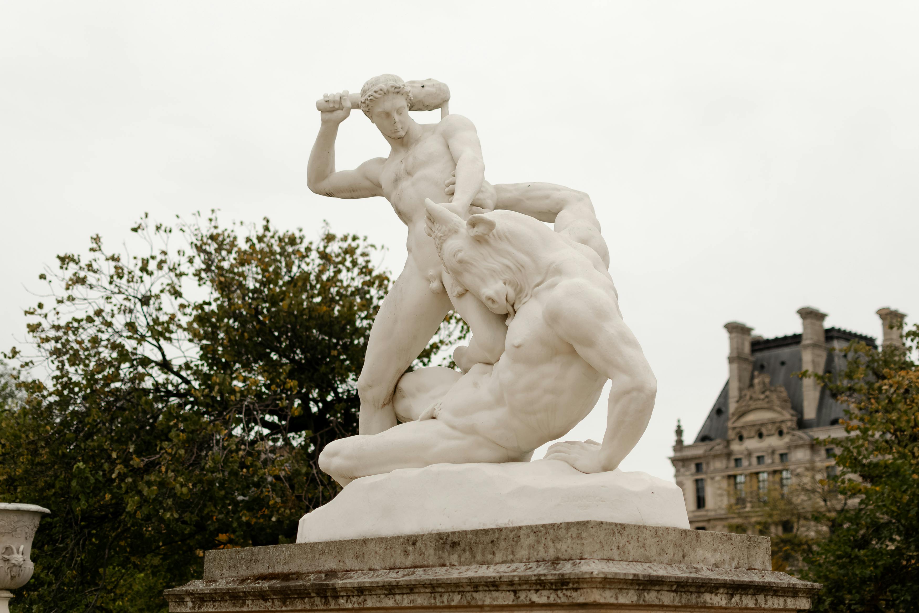 無料 パリの庭園にある、ケンタウロスと戦うヘラクレスの印象的な大理石像。 写真素材