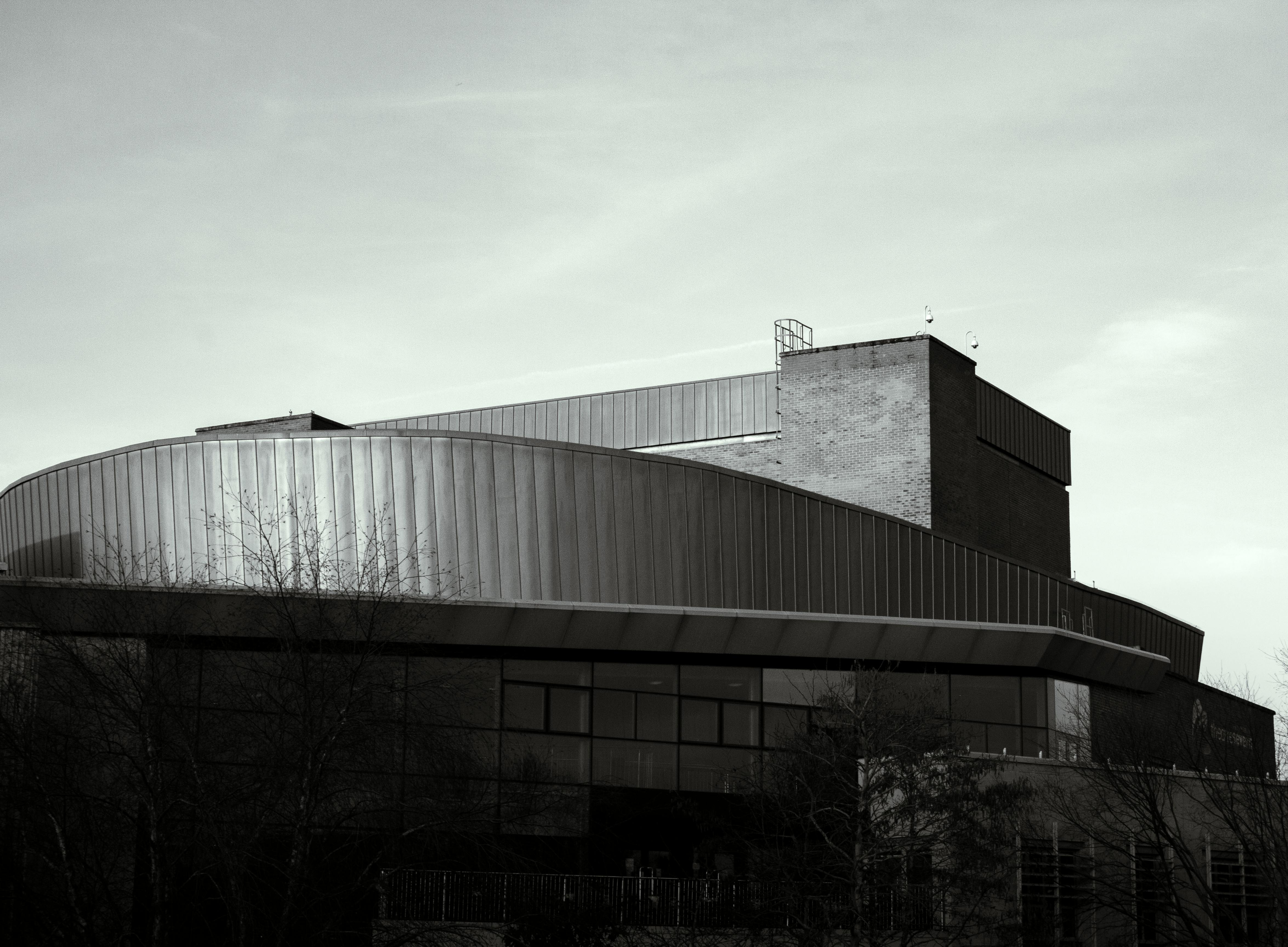 Gratis Foto hitam putih yang mengabadikan arsitektur modern di Shrewsbury, Inggris. Foto Stok