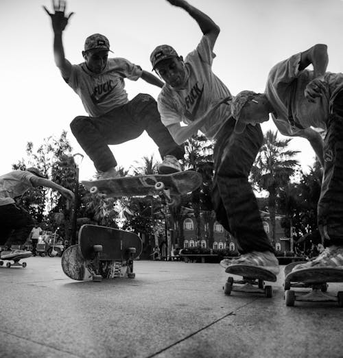 Free Graustufenfoto Des Mannes Auf Einem Skateboard Stock Photo