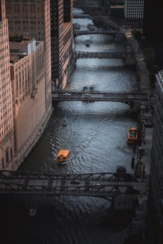 日落时分，从空中俯瞰芝加哥河，可见船只与桥梁点缀其间