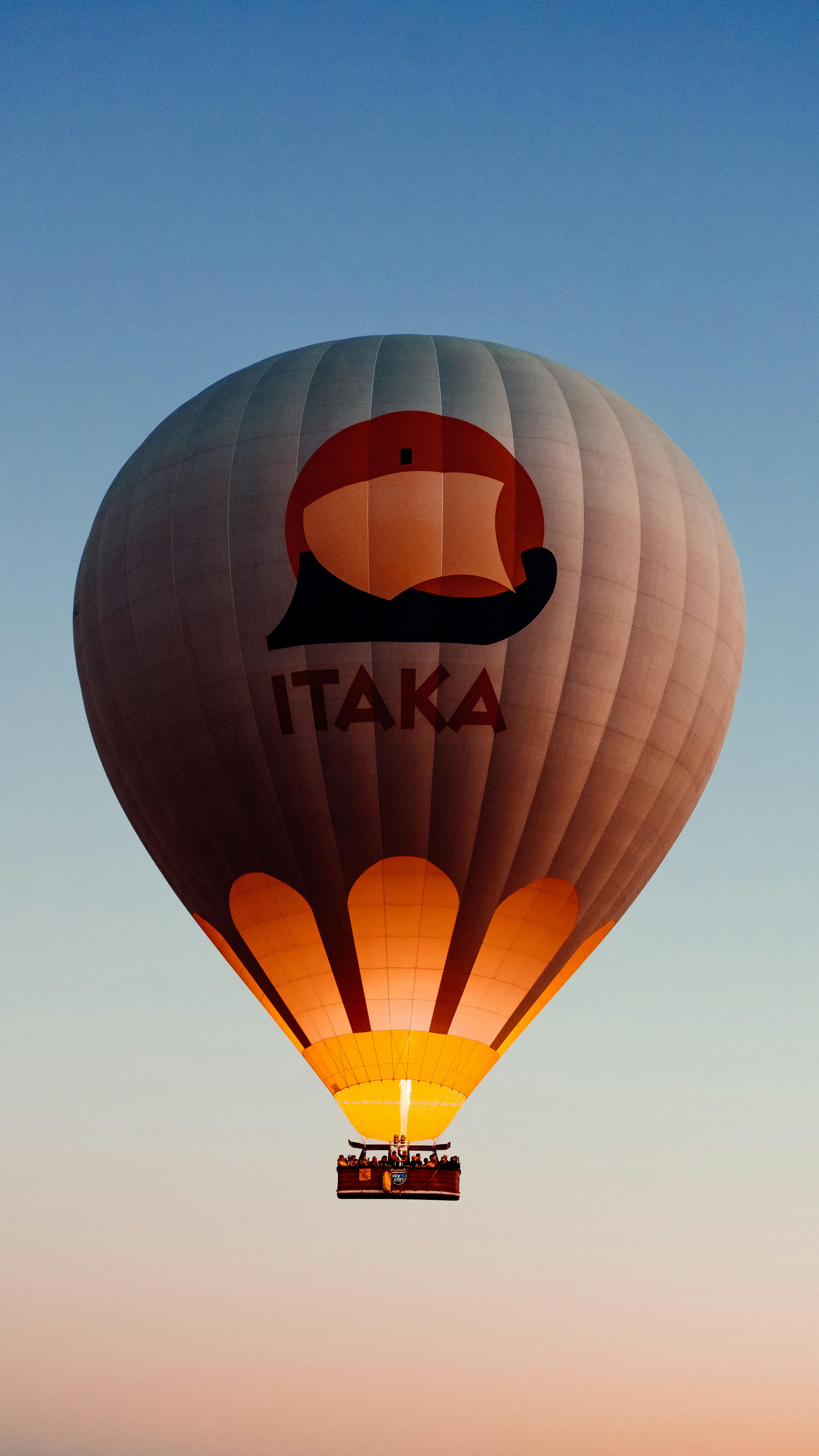 Free A hot air balloon glows against a twilight sky in Türkiye, featuring vibrant colors and design. Stock Photo