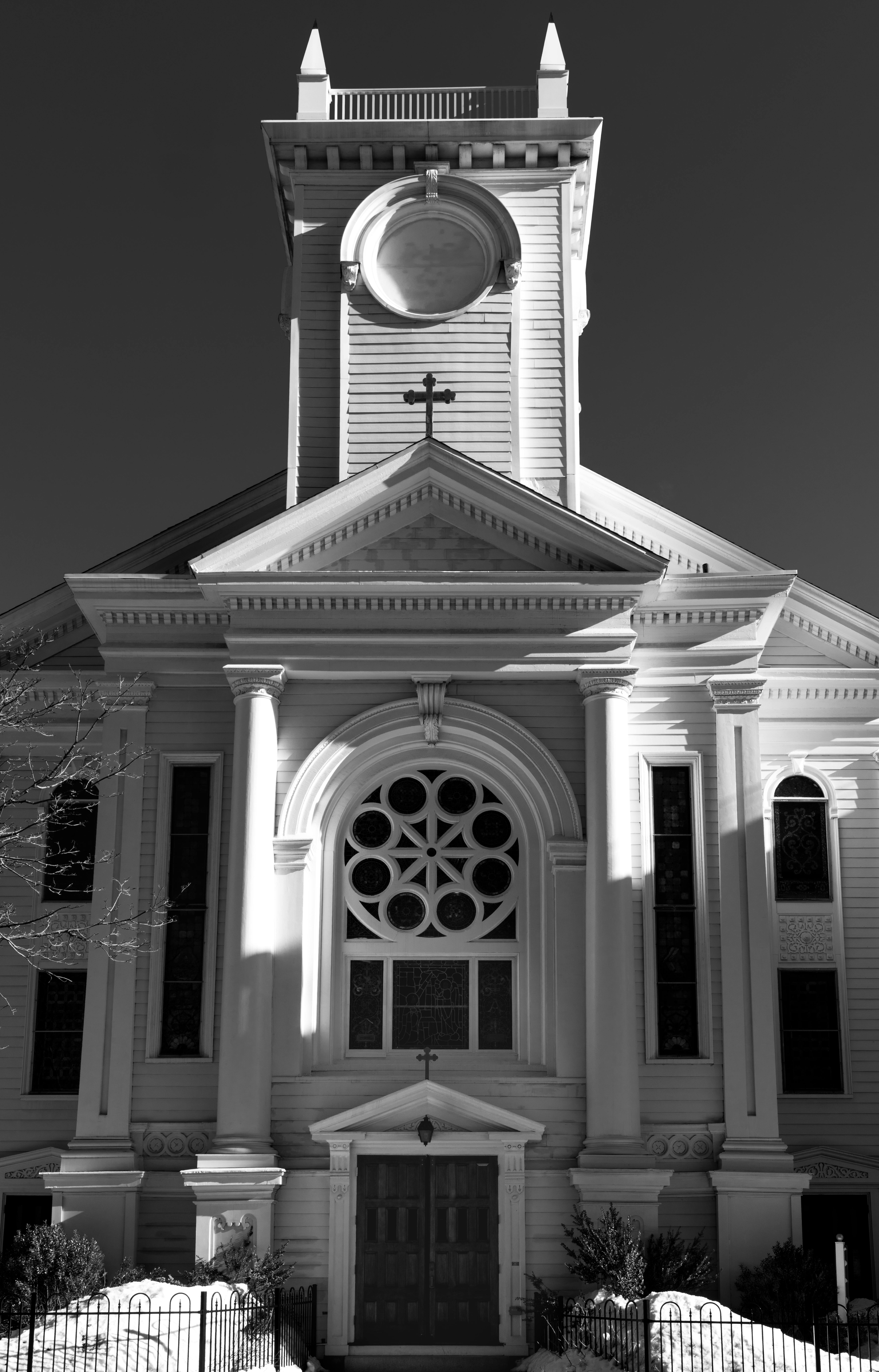 無料 マサチューセッツ州ケンブリッジにある歴史的な教会の建築の詳細を強調した白黒写真。 写真素材