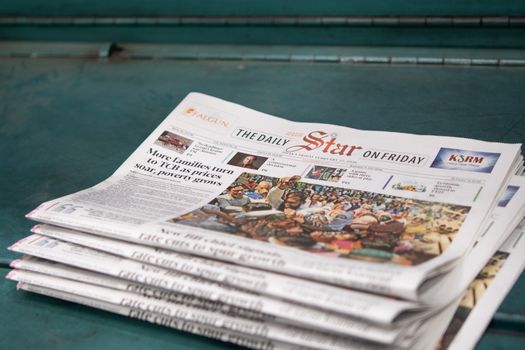 Pila di quotidiani "The Daily Star" con un titolo sulla crescente povertà e sui problemi dei prezzi.