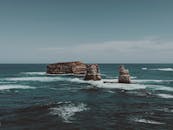 沿着澳大利亚风景秀丽的海岸线，可以欣赏到壮丽的海洋和岩层景色