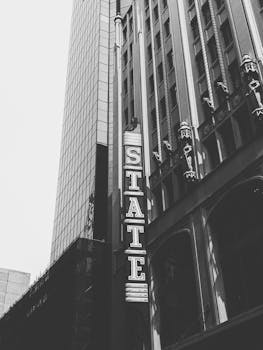 国家剧院大楼的黑白视图展现了墨尔本的经典建筑风貌