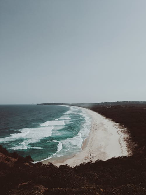 Gelombang Laut Menabrak Pantai