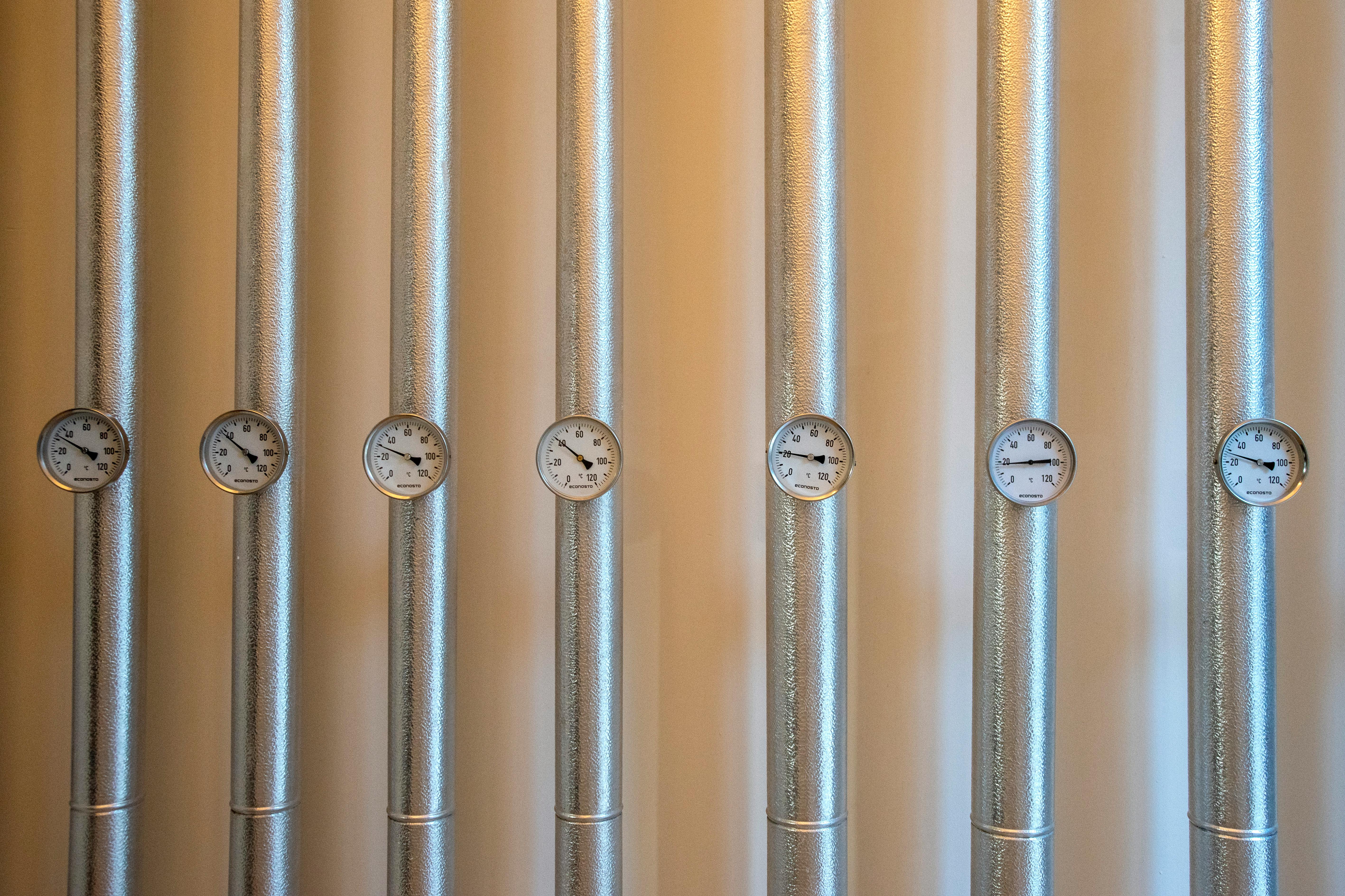 gratis Detailopname van industriële zilverkleurige metalen luchtkanalen met witte wijzerplaten. Stockfoto