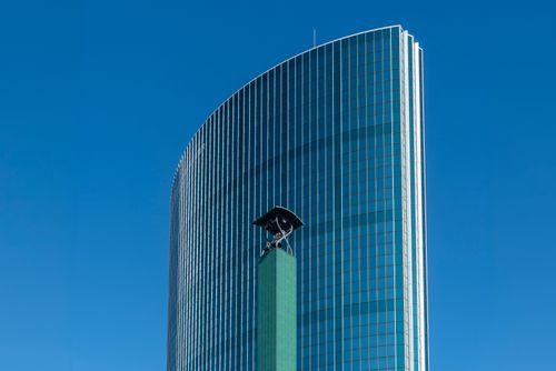 Free Tall modern skyscraper in Rotterdam with glass facade and clear blue sky, showcasing contemporary architecture. Stock Photo