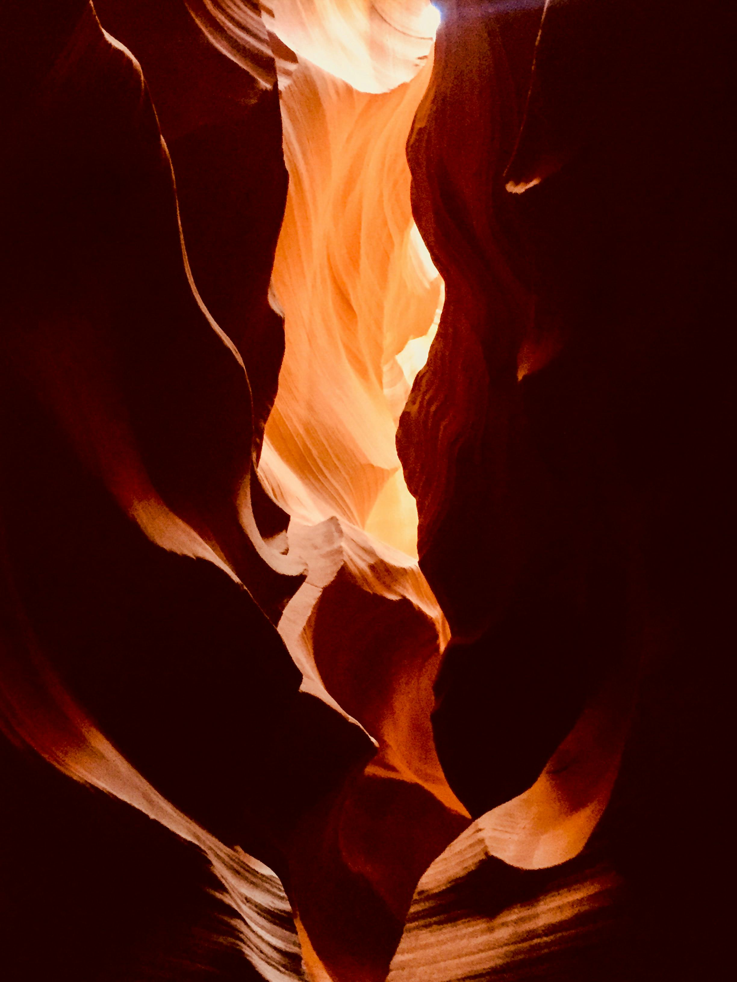 Ilmainen Upea näkymä auringonvalosta, joka virtaa Antelope Canyonin raon läpi. Kuvapankkikuva