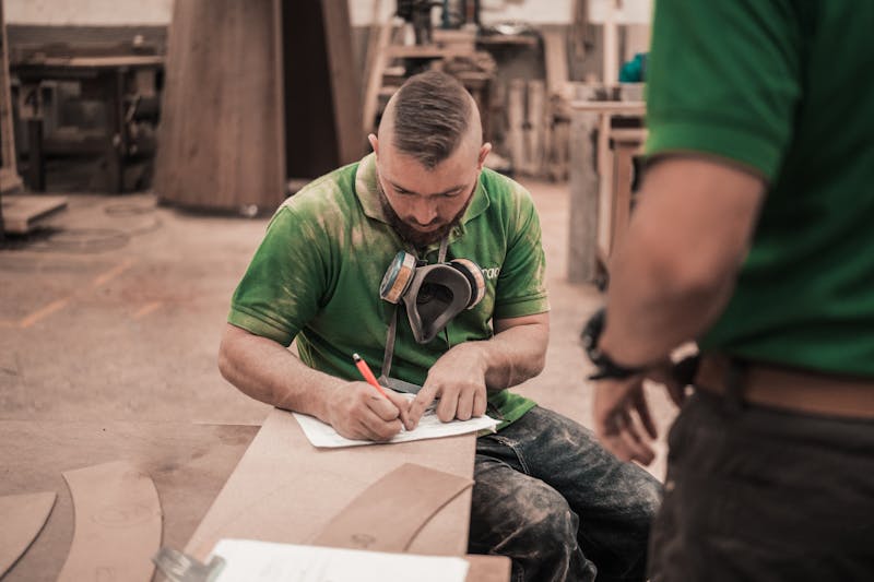 Carpintero trabajando madera