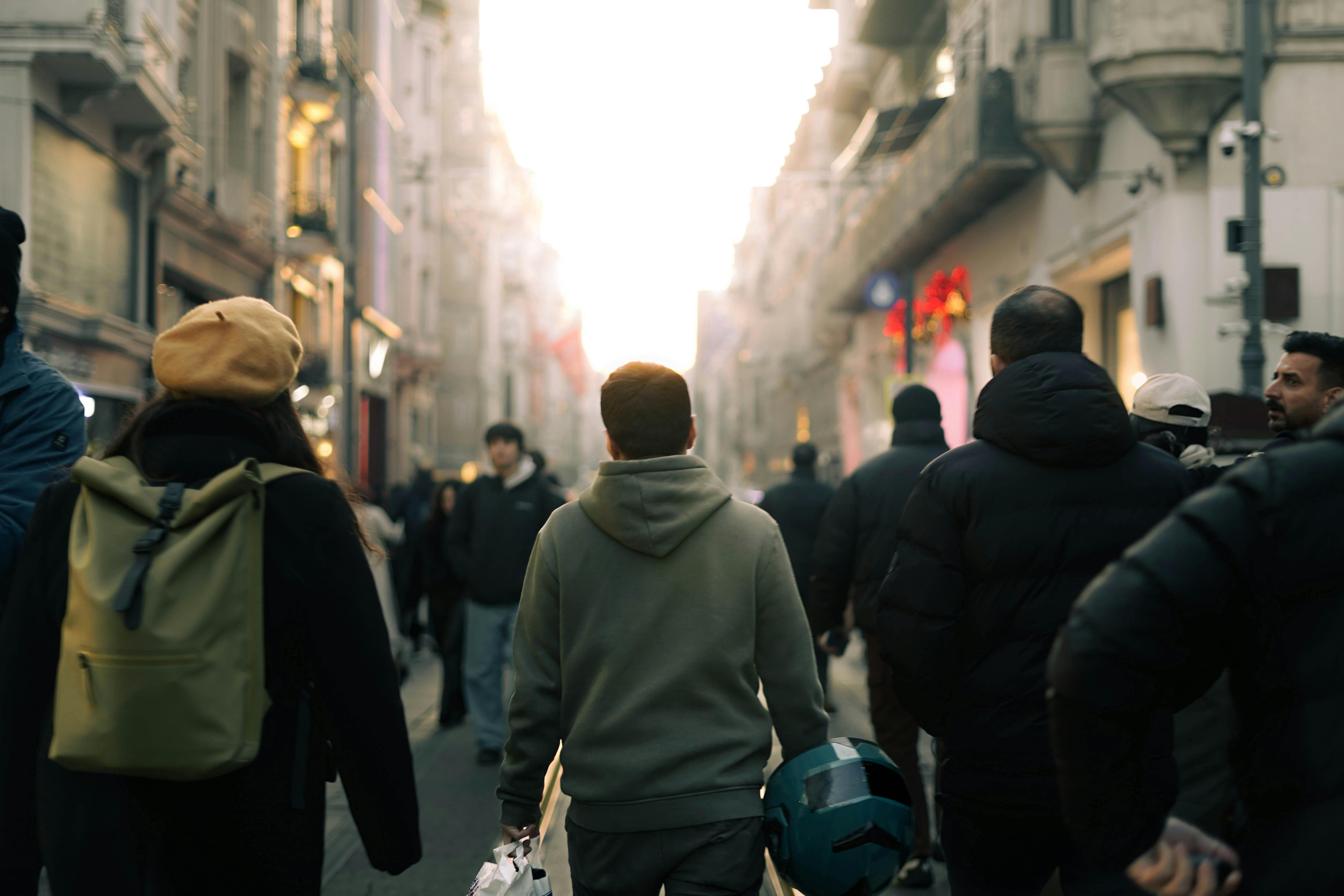 Better integrating walking and public transport is key to enhance active mobility, shows UN policy brief — Photo by Harem on 